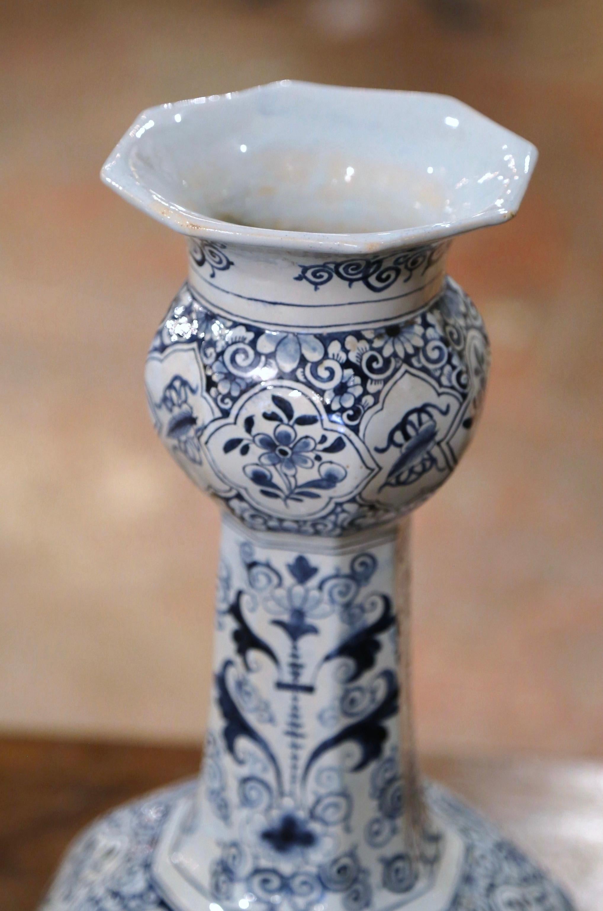 Vaso francese di maiolica blu e bianco del XIX secolo con scene di mulini a vento in vendita 4