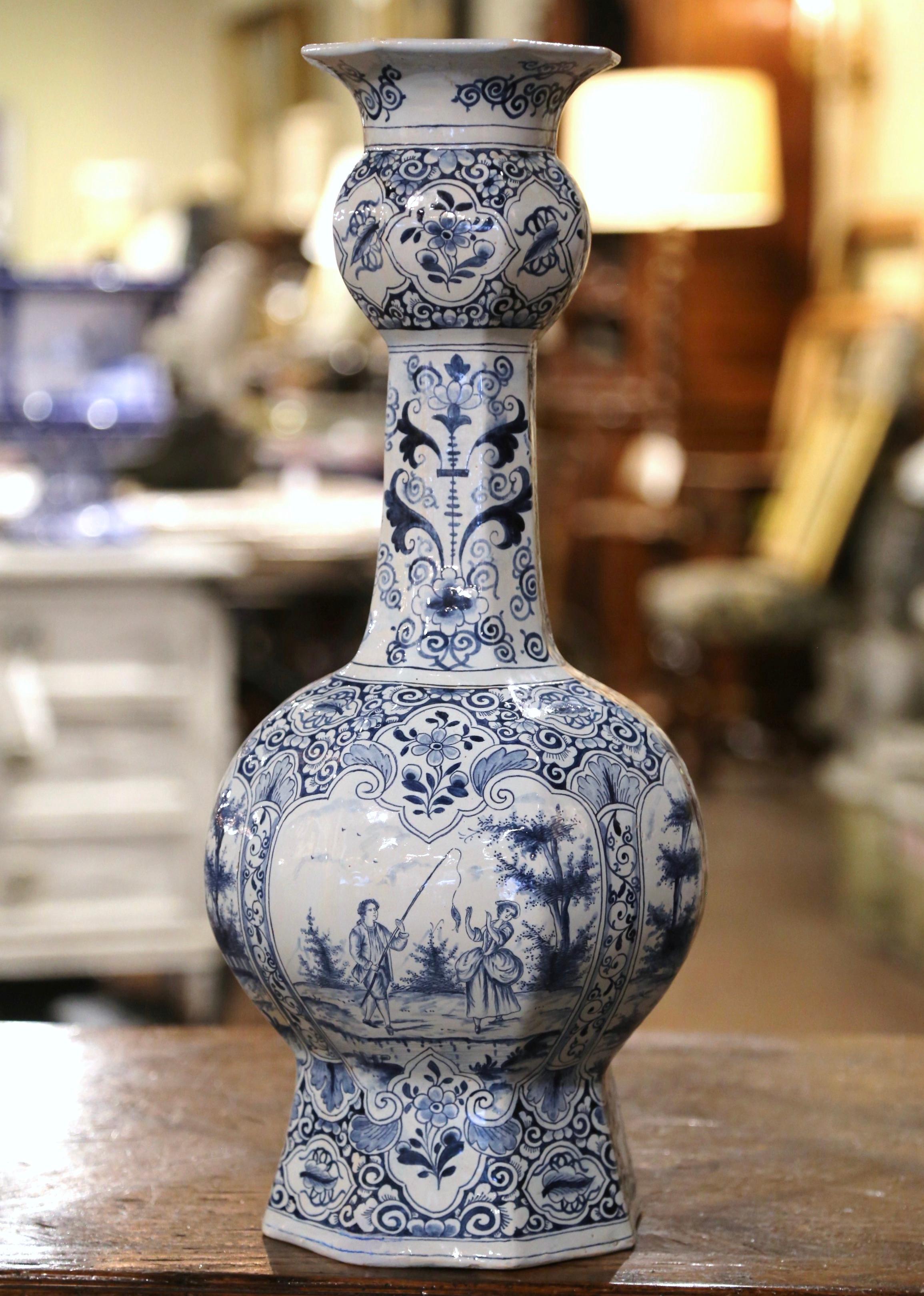 Français Vase en faïence de Delft bleu et blanc du 19ème siècle avec scènes de moulin à vent en vente