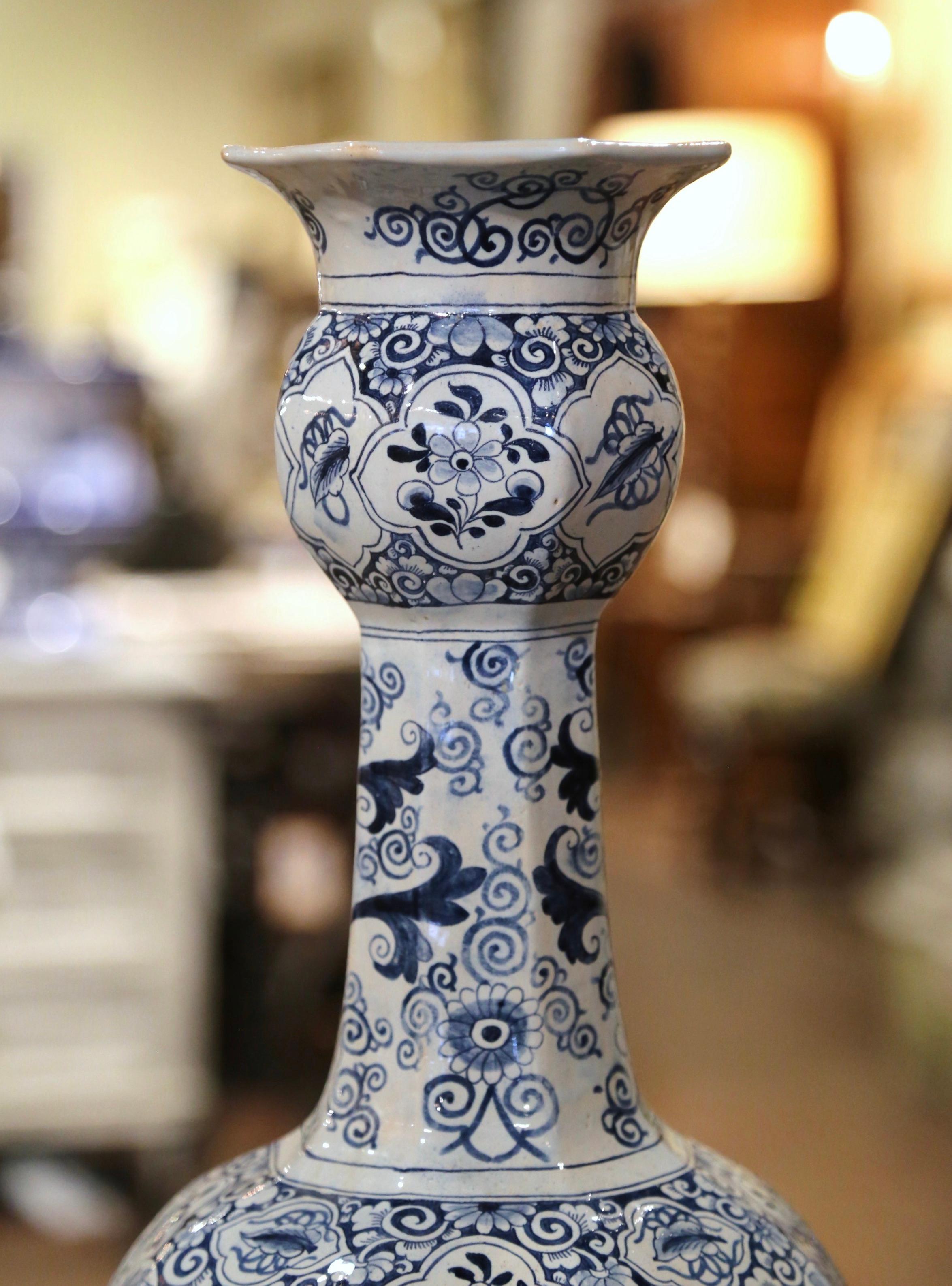 Fait main Vase en faïence de Delft bleu et blanc du 19ème siècle avec scènes de moulin à vent en vente