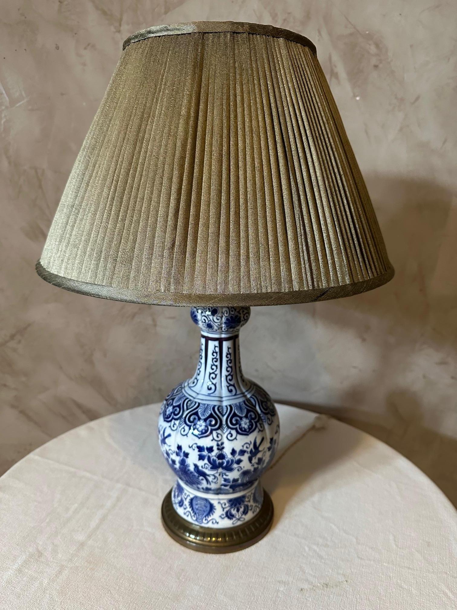Very beautiful blue and white Delft porcelain lamp dating from the 19th century. Nice shape. Beautiful flowers and birds decoration. 
Very good condition. 
Pleated lampshade. 