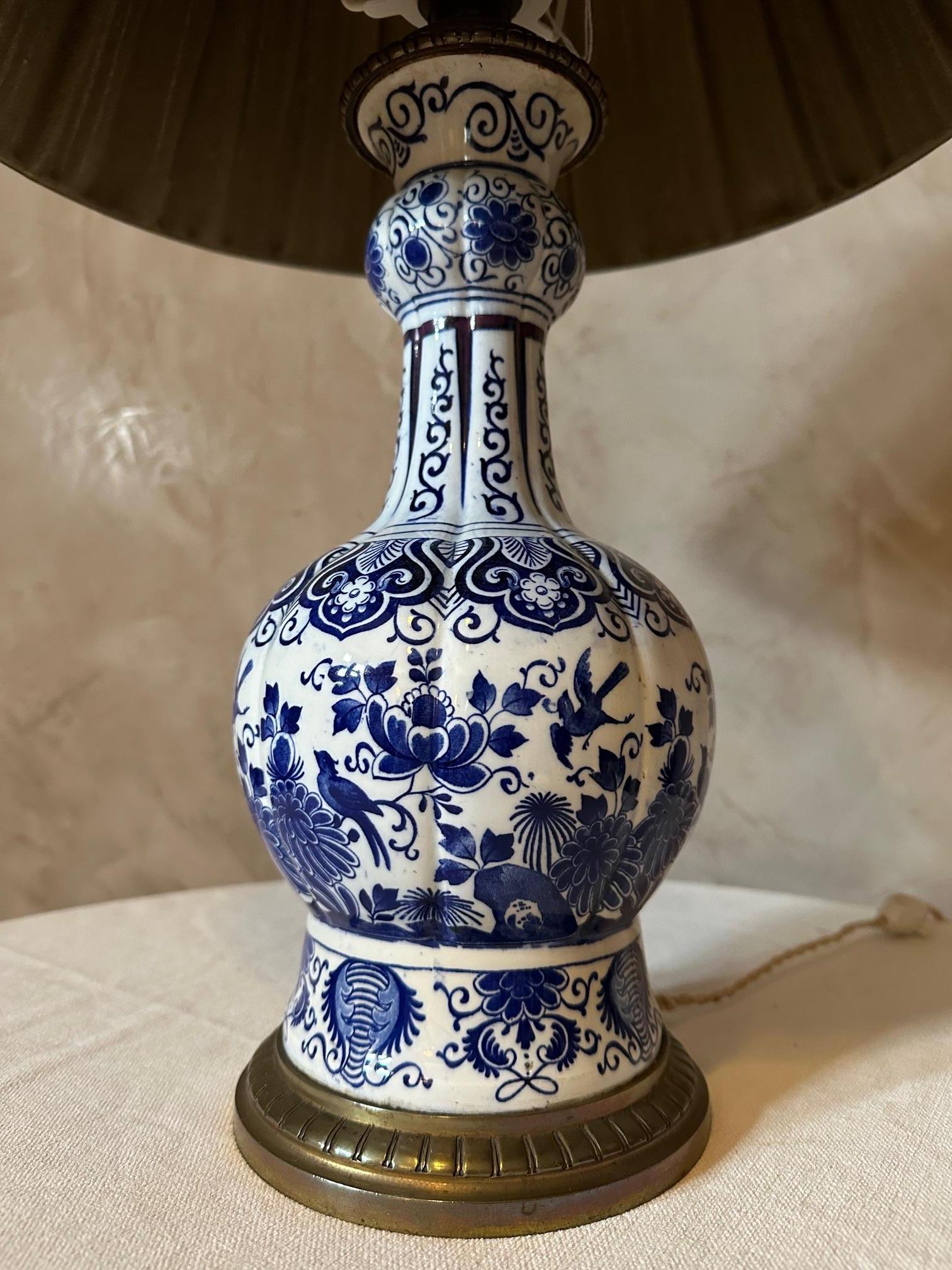 Milieu du XIXe siècle Lampe de table en porcelaine de Delft bleue et blanche du 19e siècle en vente