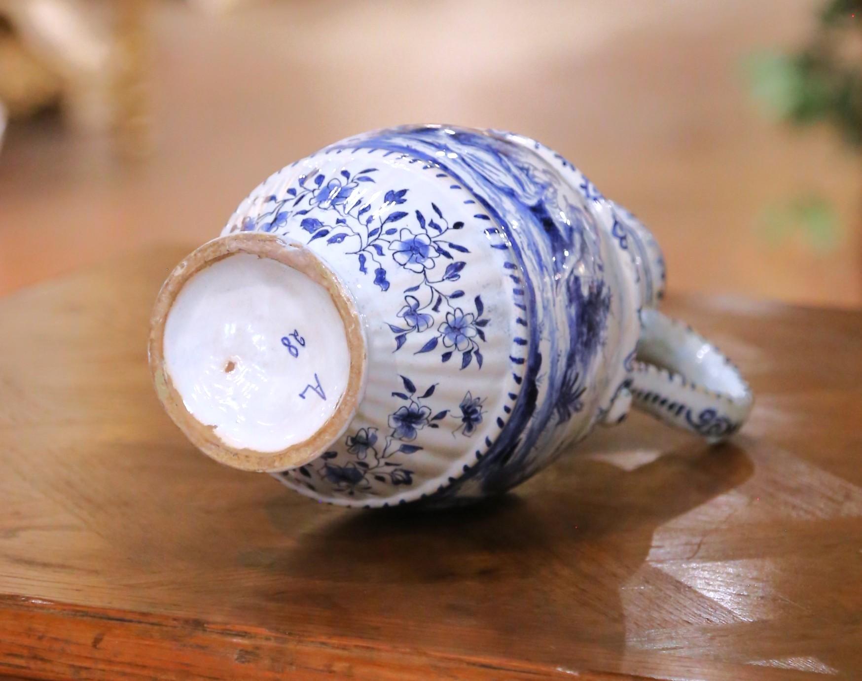 Brocca francese in maiolica bianca e blu del XIX secolo con scena di corteggiamento in vendita 3