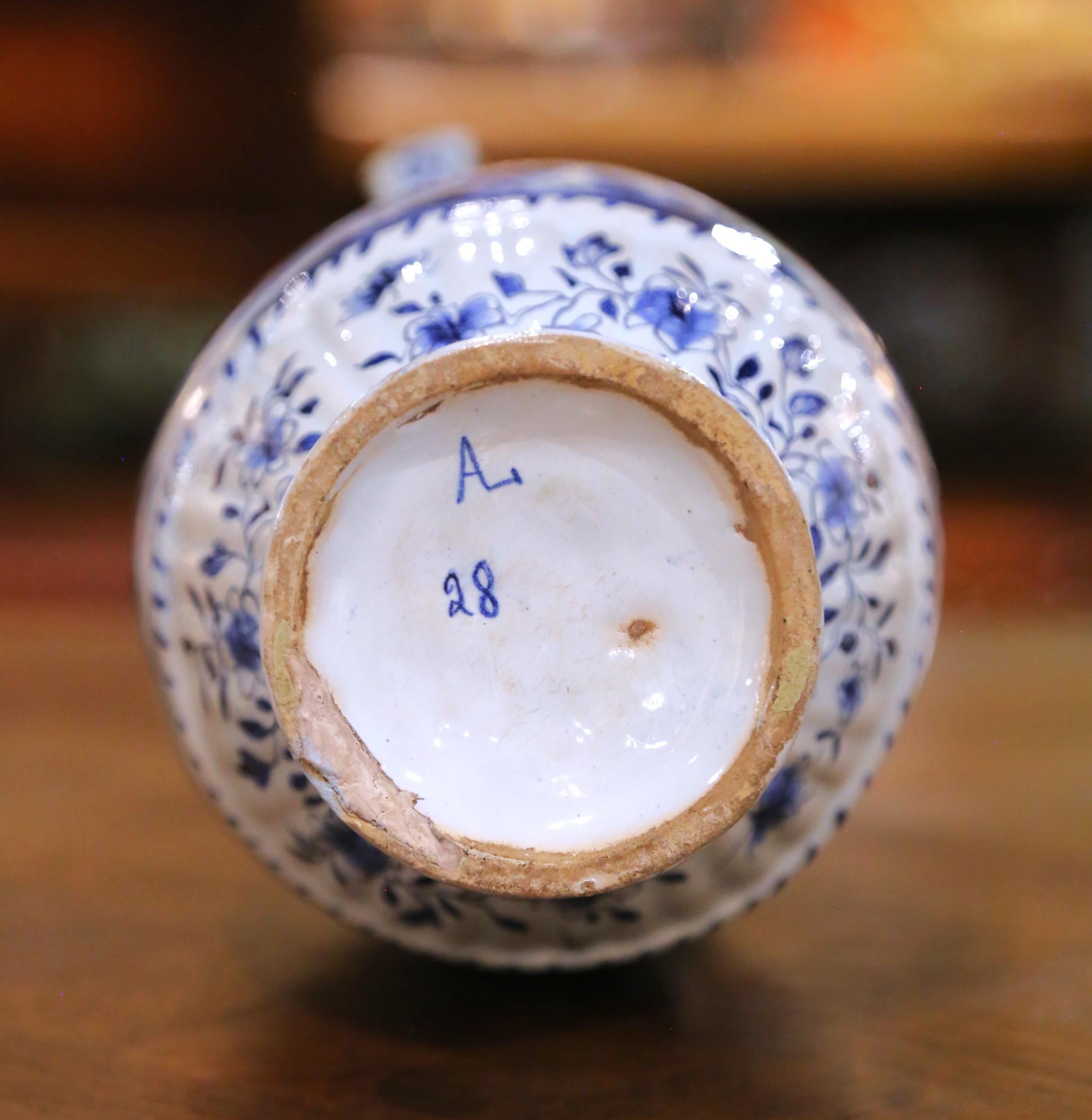 Brocca francese in maiolica bianca e blu del XIX secolo con scena di corteggiamento in vendita 4