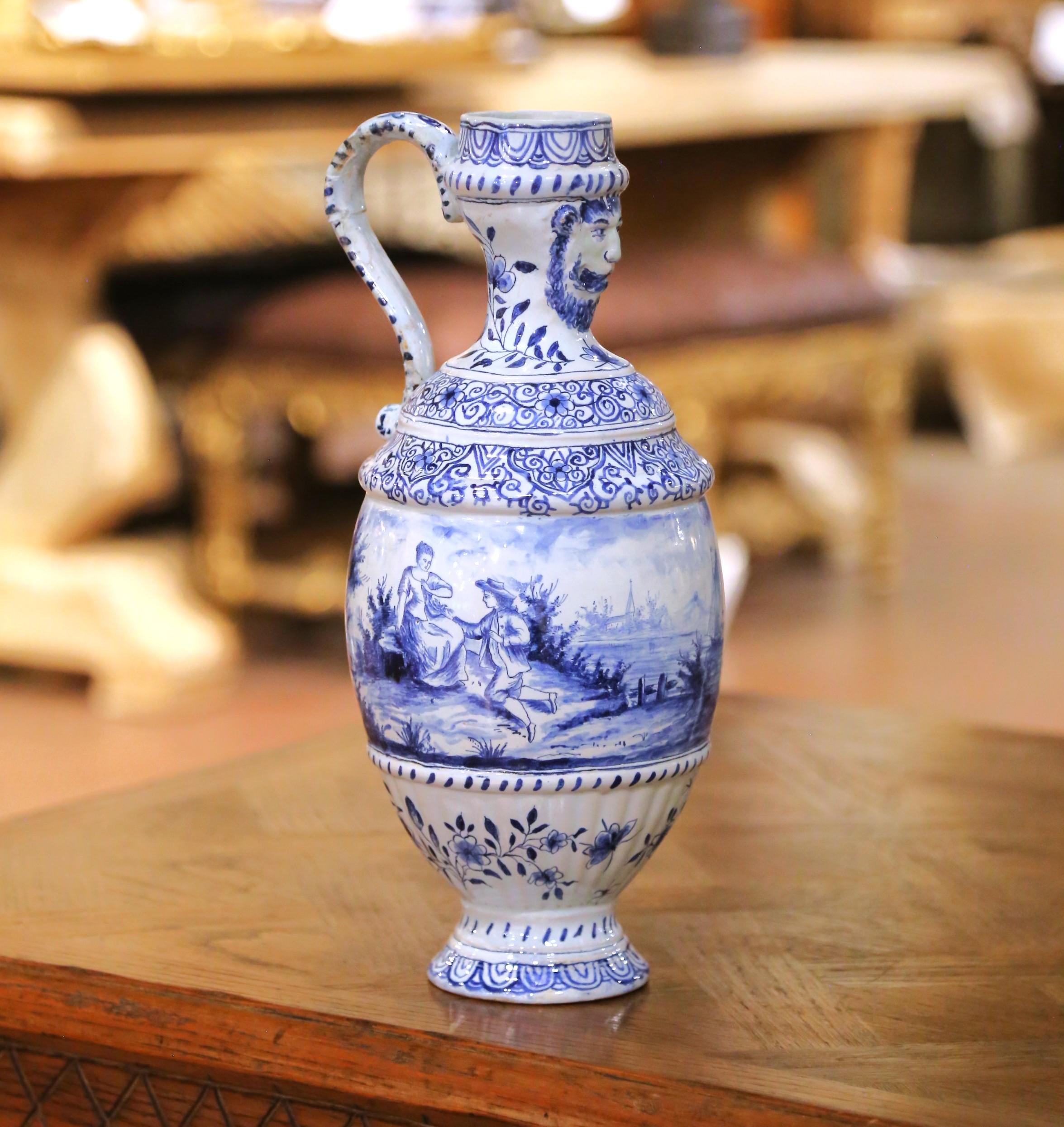 Luigi XV Brocca francese in maiolica bianca e blu del XIX secolo con scena di corteggiamento in vendita