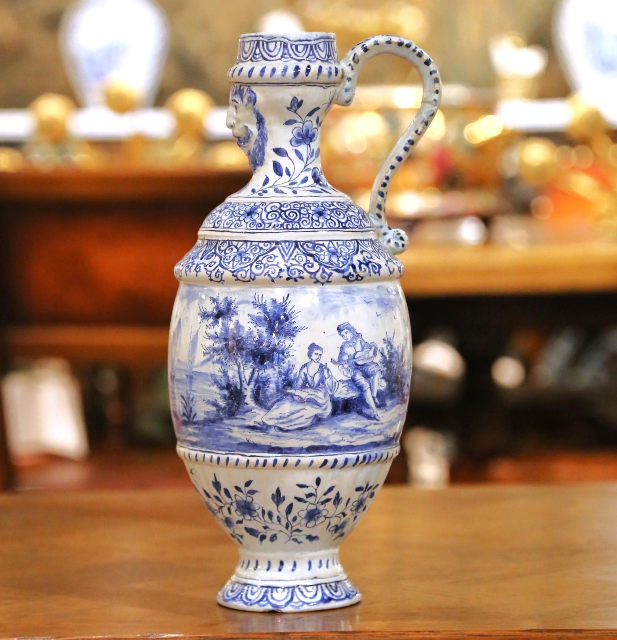 Francese Brocca francese in maiolica bianca e blu del XIX secolo con scena di corteggiamento in vendita