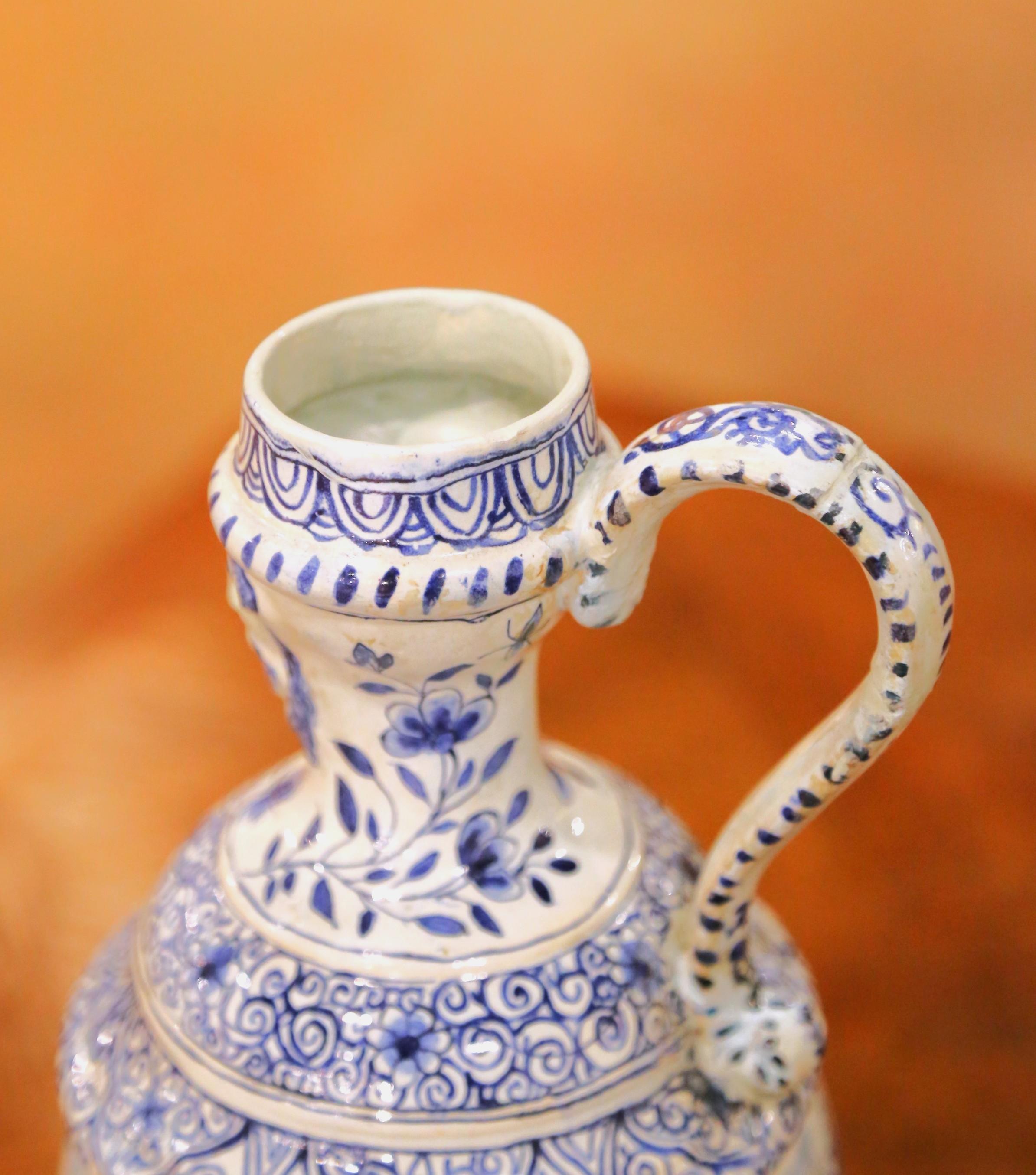 Fatto a mano Brocca francese in maiolica bianca e blu del XIX secolo con scena di corteggiamento in vendita