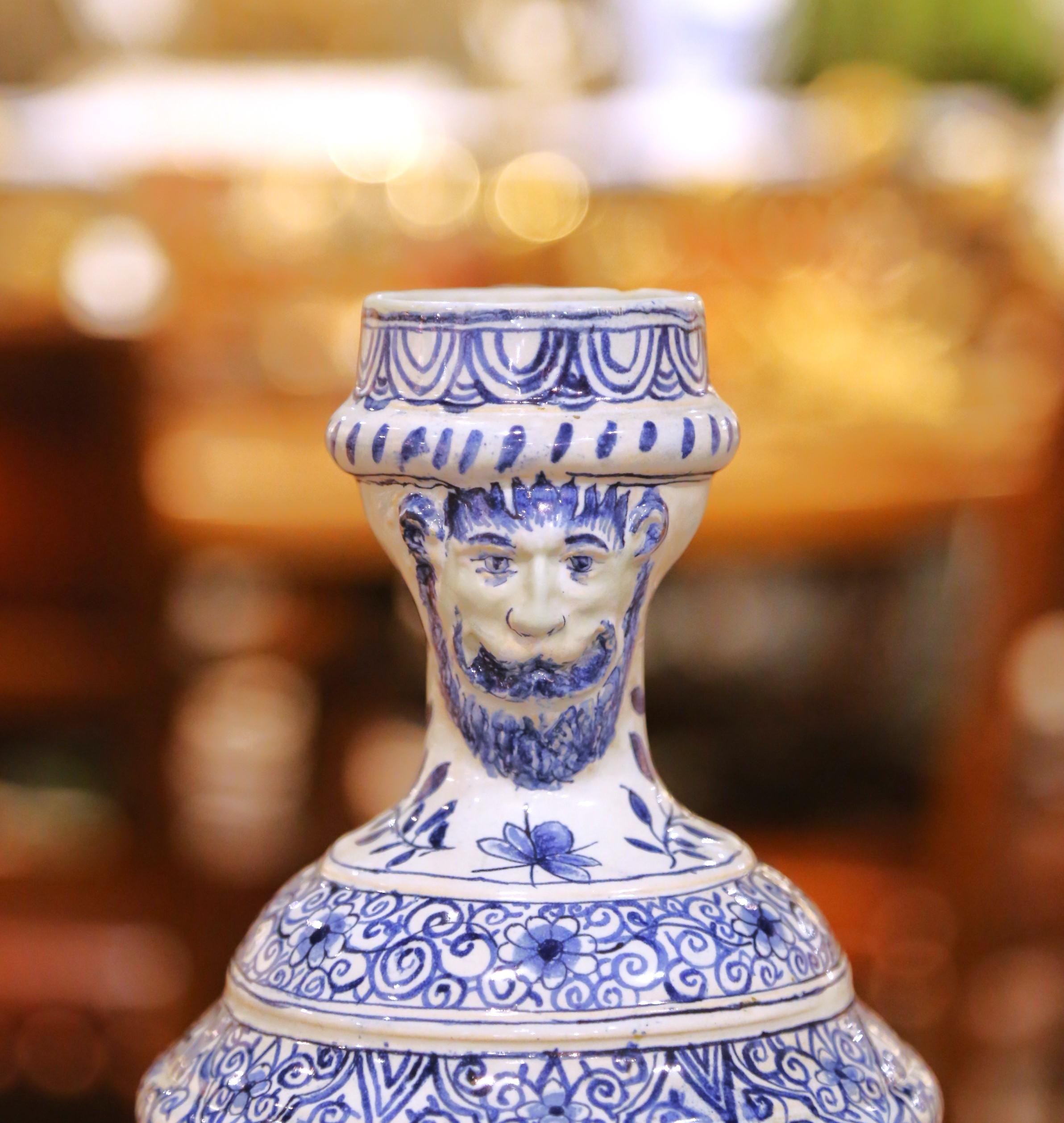Ceramica Brocca francese in maiolica bianca e blu del XIX secolo con scena di corteggiamento in vendita