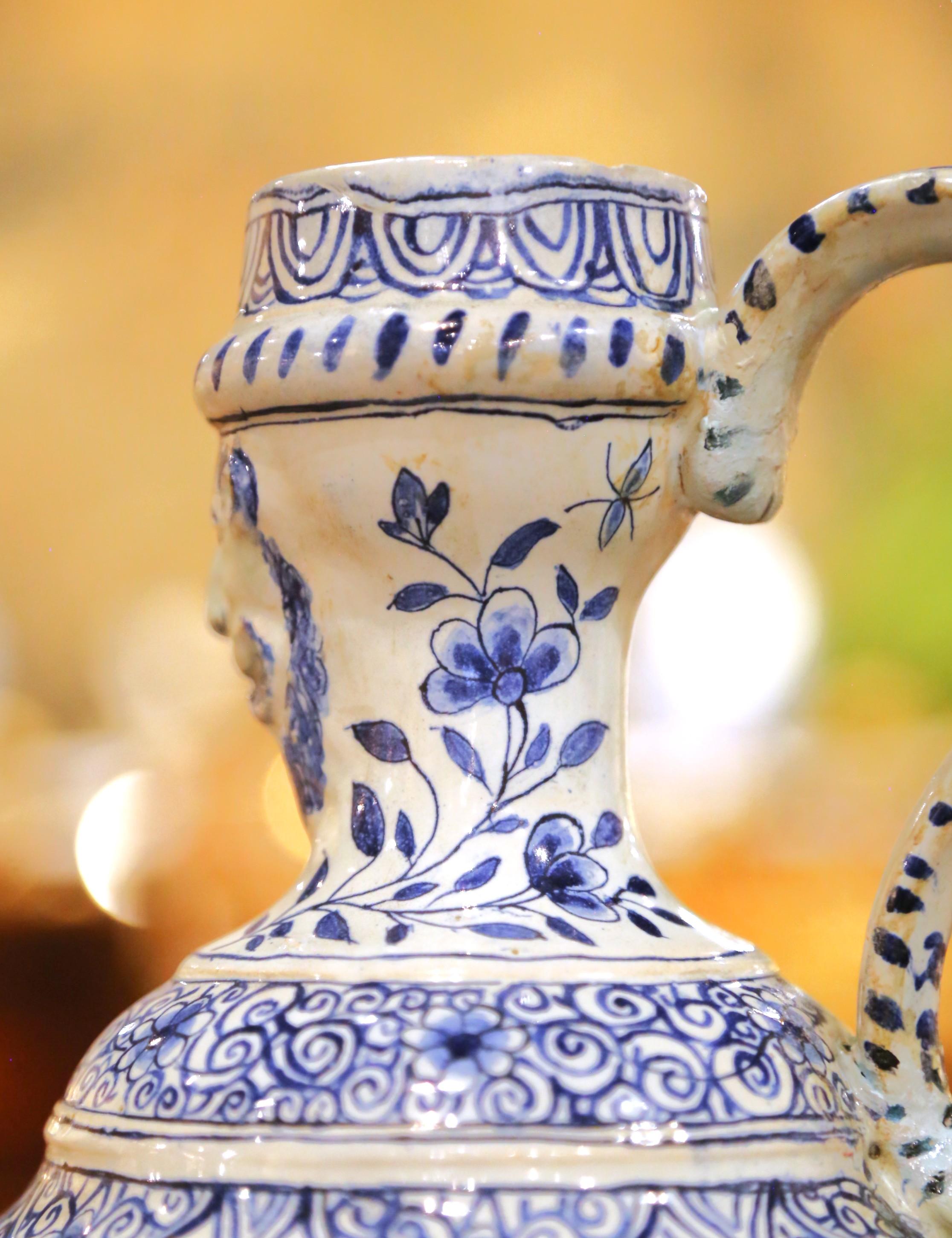 Brocca francese in maiolica bianca e blu del XIX secolo con scena di corteggiamento in vendita 1