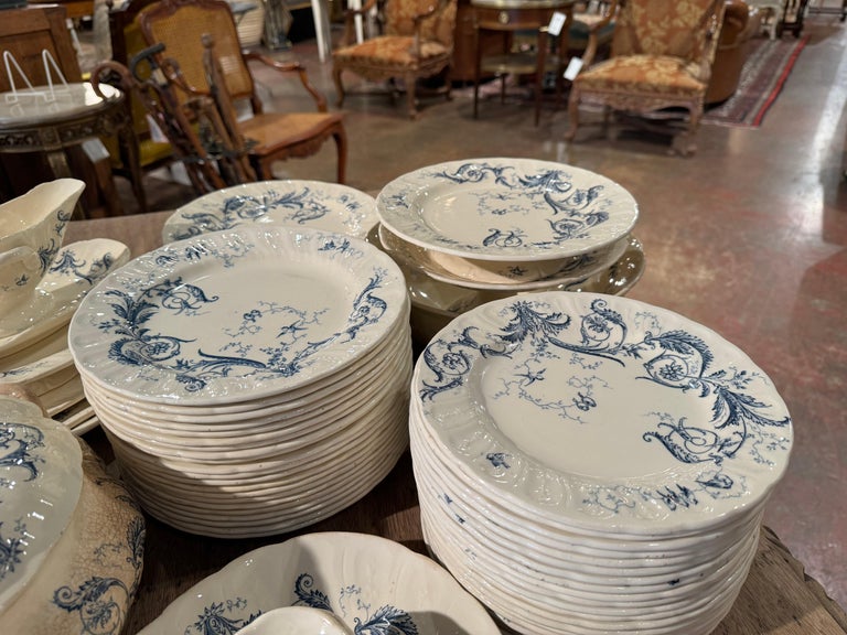 Vajilla de porcelana francesa azul y blanca de Gien del siglo XIX 67 piezas