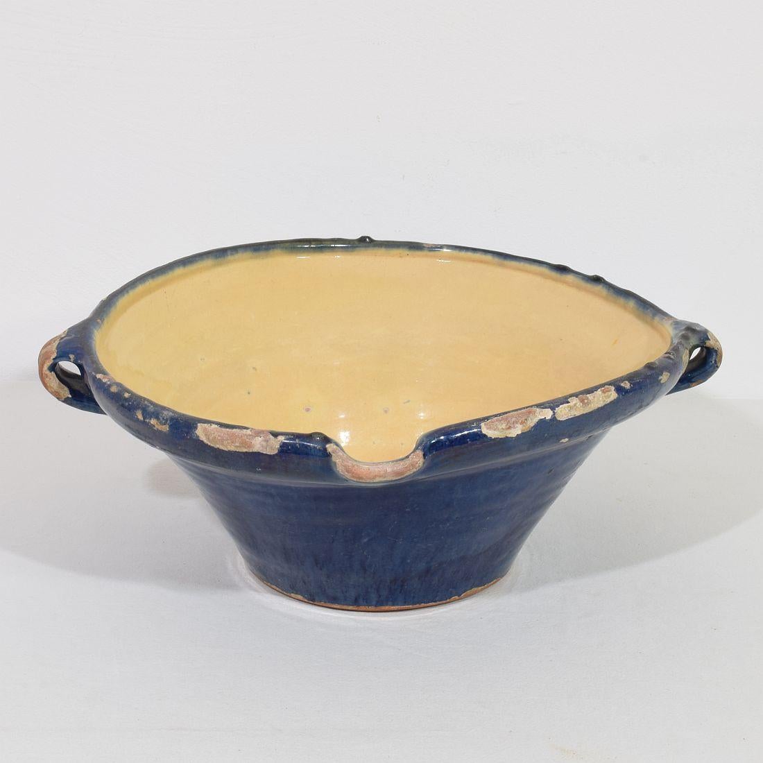 Große authentische und extrem seltene Stück Keramik aus der Provence. Schön verwittert und eine erstaunliche und fast unmöglich zu finden blaue Farbe
Frankreich, um 1850
Guter, aber verwitterter Zustand.
