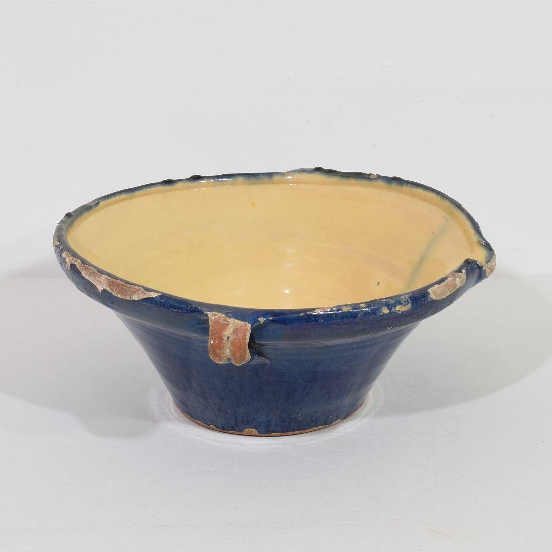 Francese Ciotola da latte o Tian in terracotta smaltata blu francese del XIX secolo in vendita