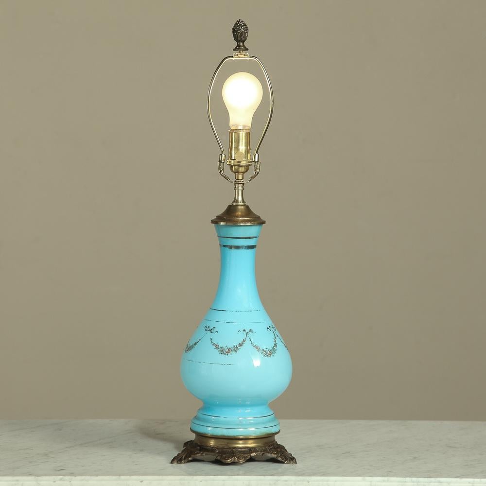 Lanterne à huile en verre opalin bleu français du 19ème siècle, la lampe était la façon décorative d'éclairer votre maison avant l'avènement de l'éclairage électrique ! Cette lanterne à huile française ancienne, dotée d'une base en bronze massif et