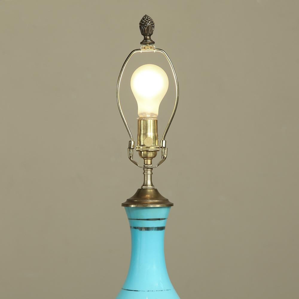 Lanterne à l'huile française du 19ème siècle en verre opalin bleu Bon état - En vente à Dallas, TX