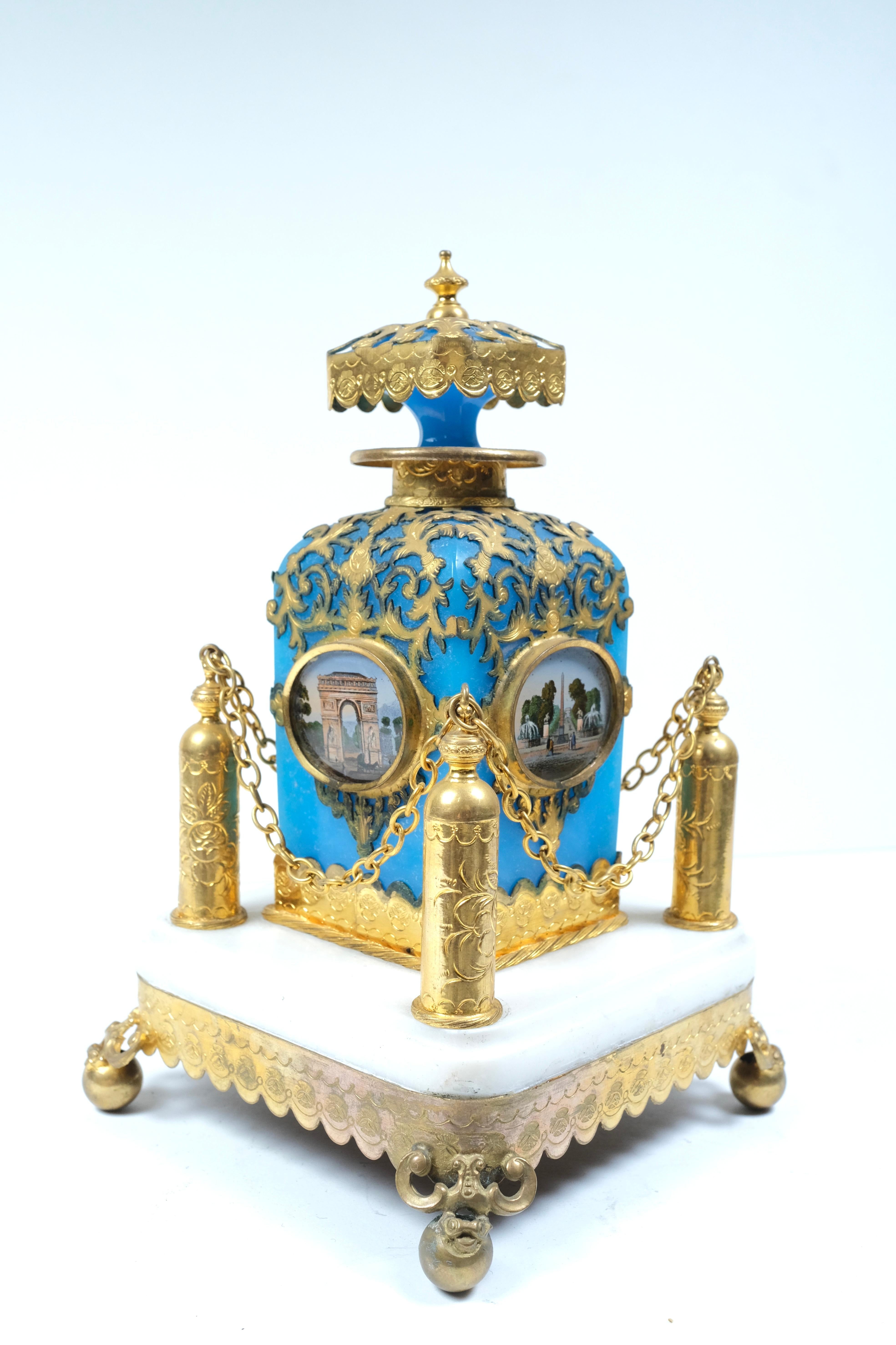 Raro. Su supporto originale in marmo e bronzo con scena dipinta a mano sul tappo. Doré montato in bronzo.
