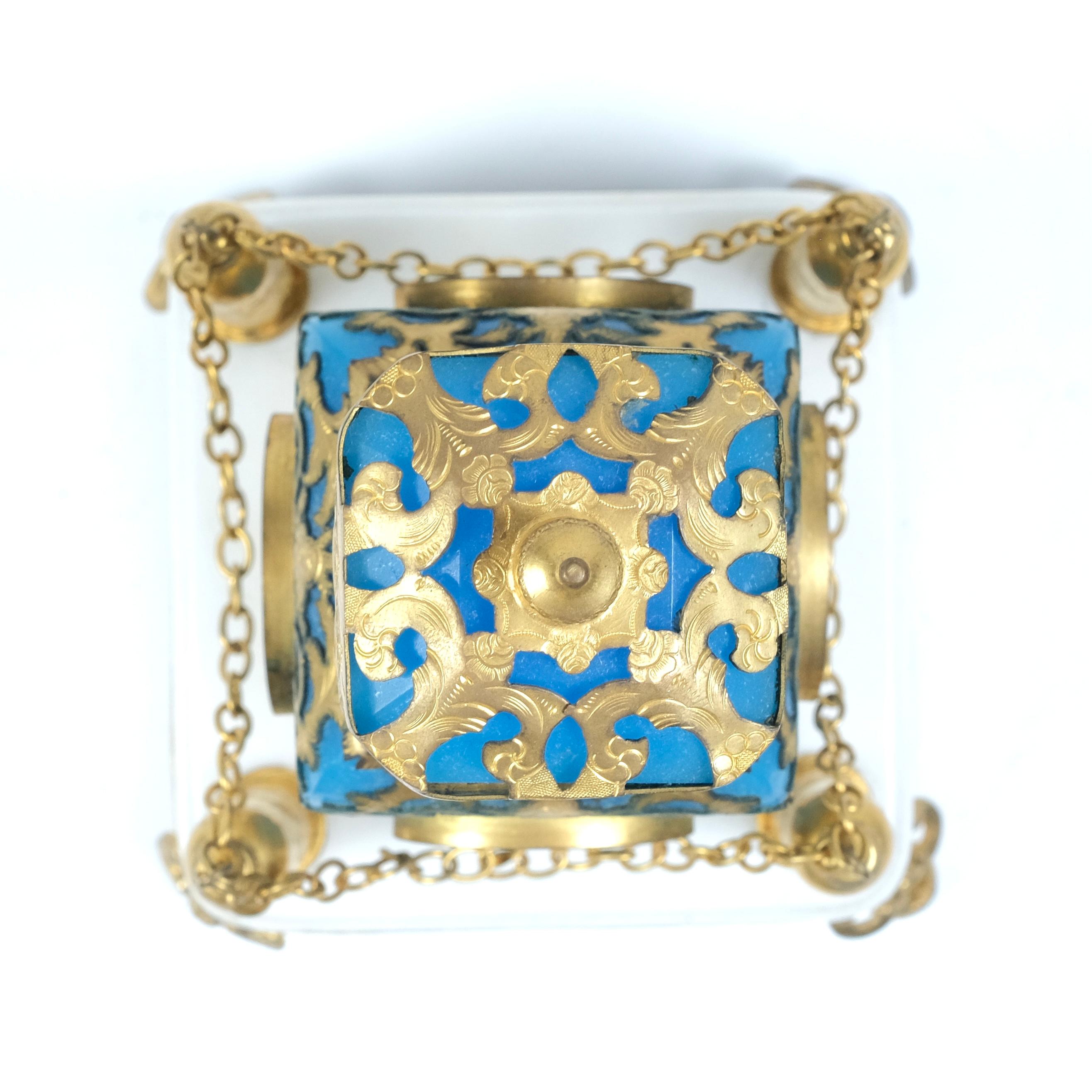 Francese Bottiglia di profumo francese French Opaline del XIX secolo in vendita