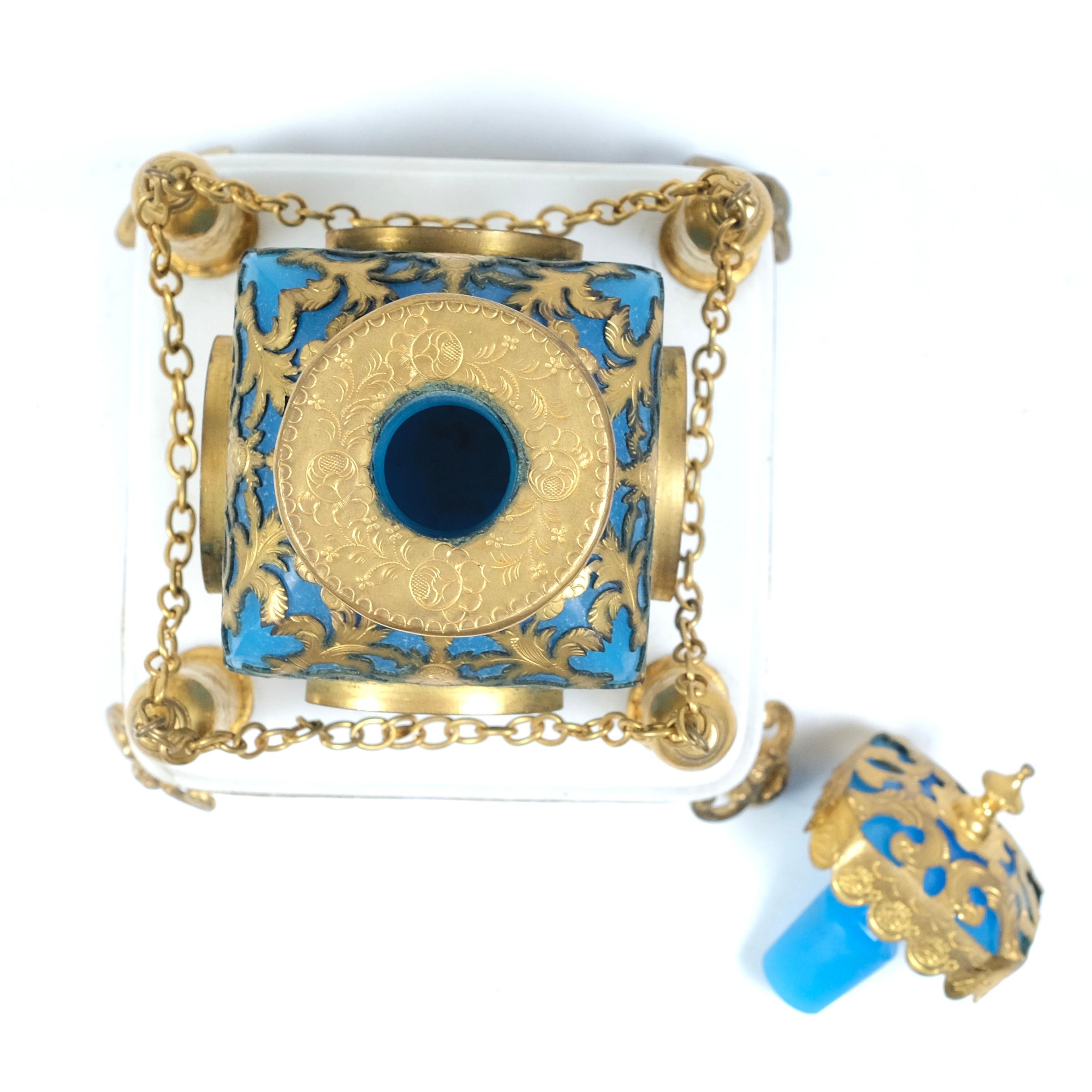 Französische blaue Opal-Parfümflasche aus dem 19. Jahrhundert im Zustand „Gut“ im Angebot in Los Angeles, CA