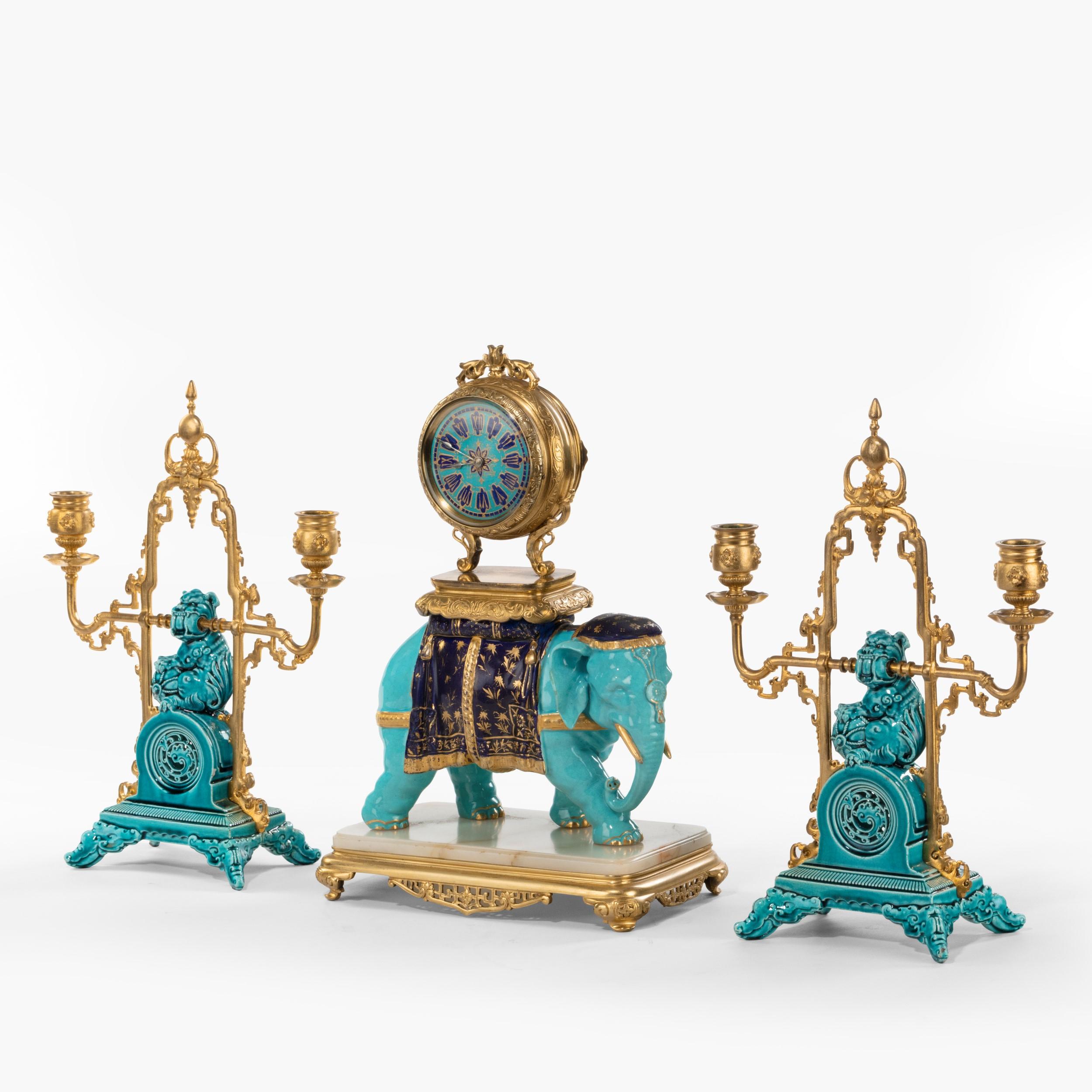 Une Garniture de Cheminée française au goût de la Chinoiserie

Réalisée en porcelaine bleu turquoise avec des reflets dorés, en onyx d'Algérie et en bronze, elle comprend une pendule à boîtier en bronze doré, dotée d'un mouvement de huit jours et