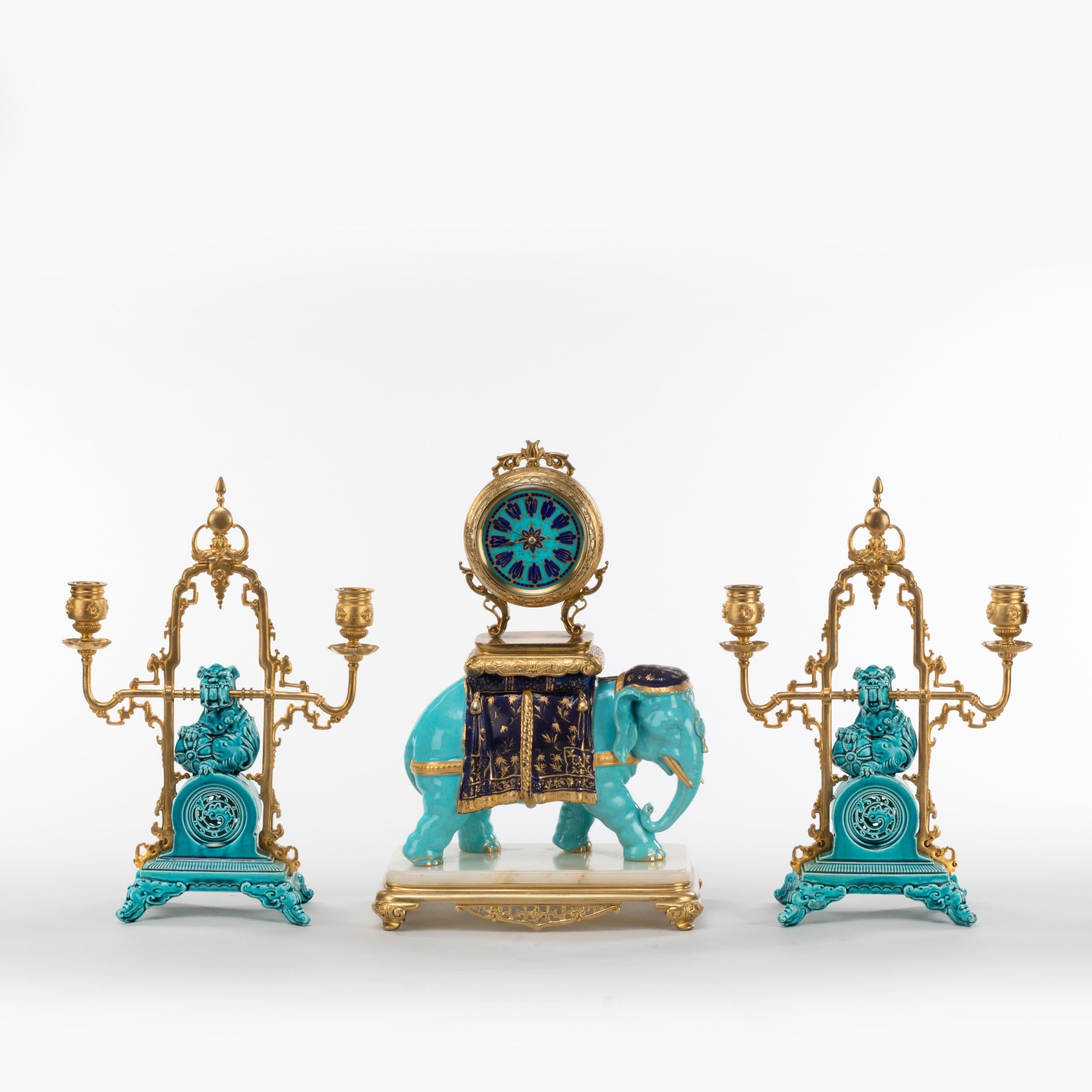 Chinoiseries Ensemble d'horloge éléphant en porcelaine bleue du 19e siècle de style Chinoiserie en vente