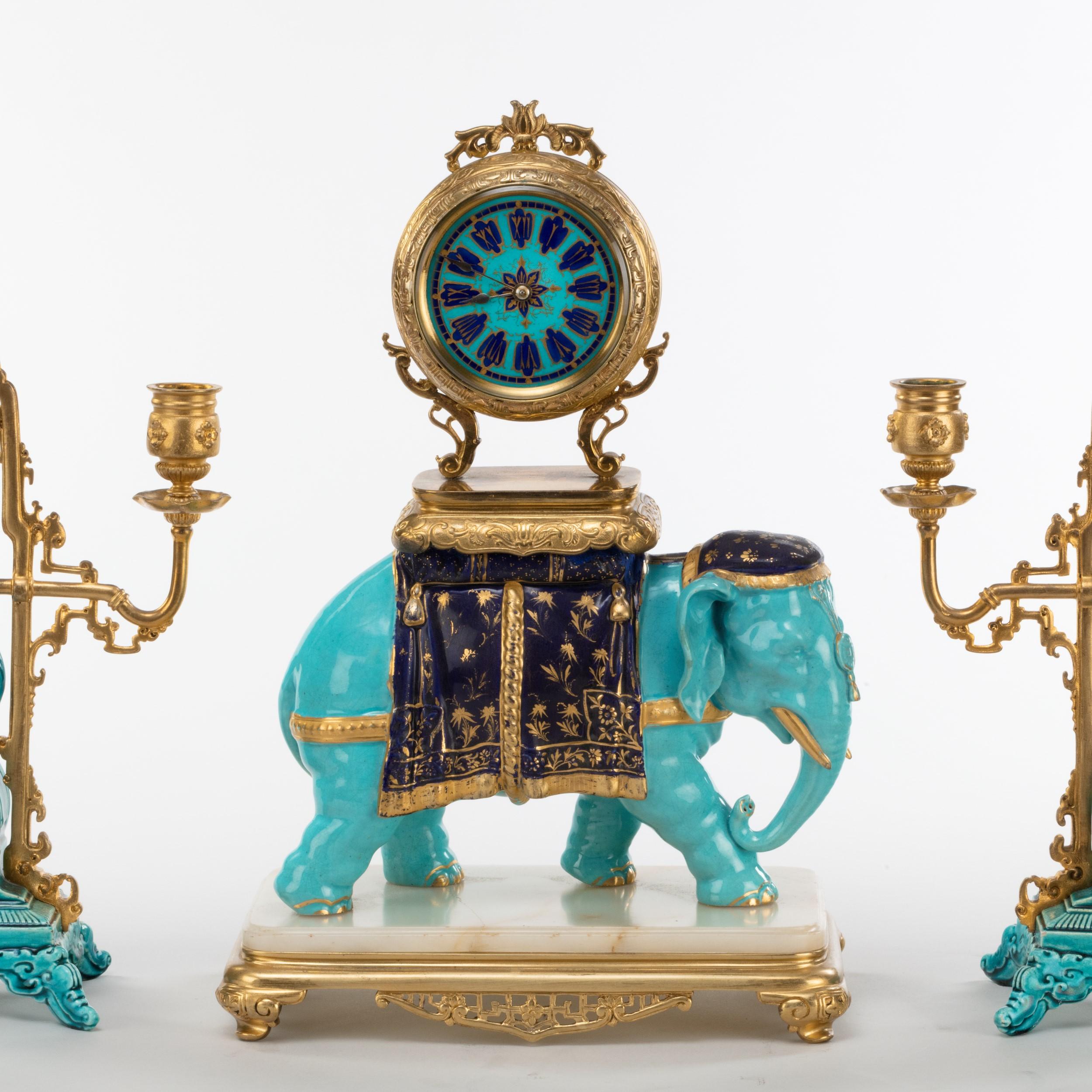 Français Ensemble d'horloge éléphant en porcelaine bleue du 19e siècle de style Chinoiserie en vente