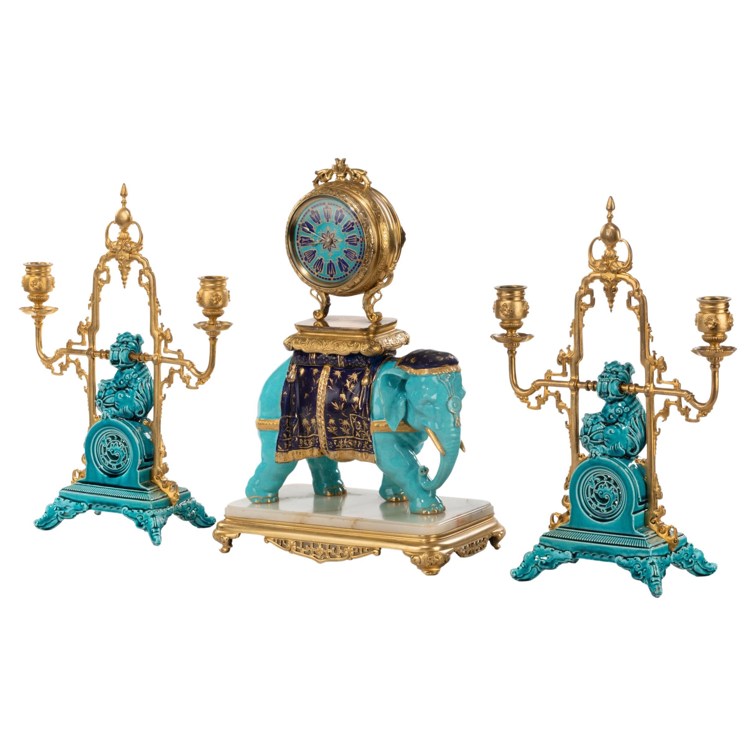 Ensemble d'horloge éléphant en porcelaine bleue du 19e siècle de style Chinoiserie en vente