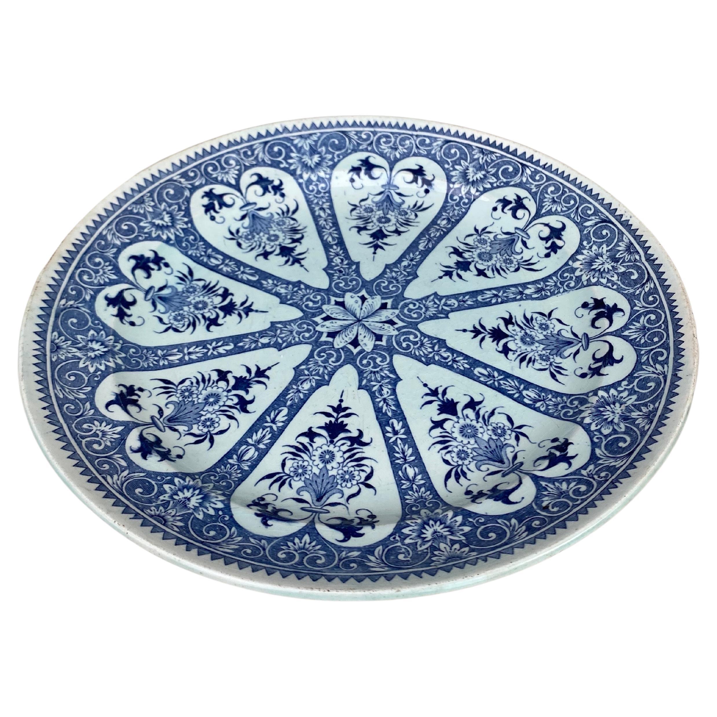 Plato llano francés de loza azul y blanca del siglo XIX firmado 