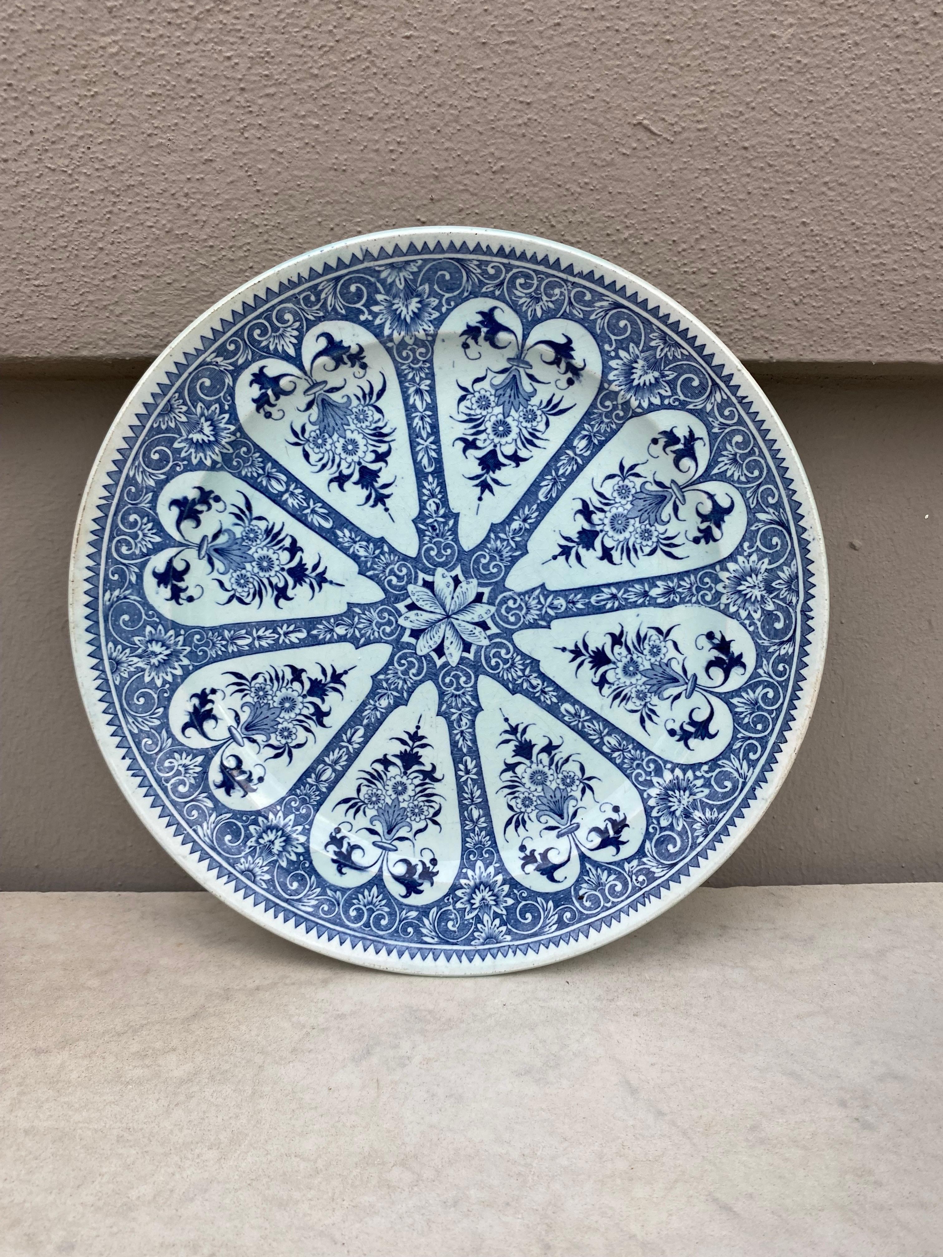 Plato llano francés del siglo XIX de loza azul y blanca Sarreguemines Provincial francés en venta
