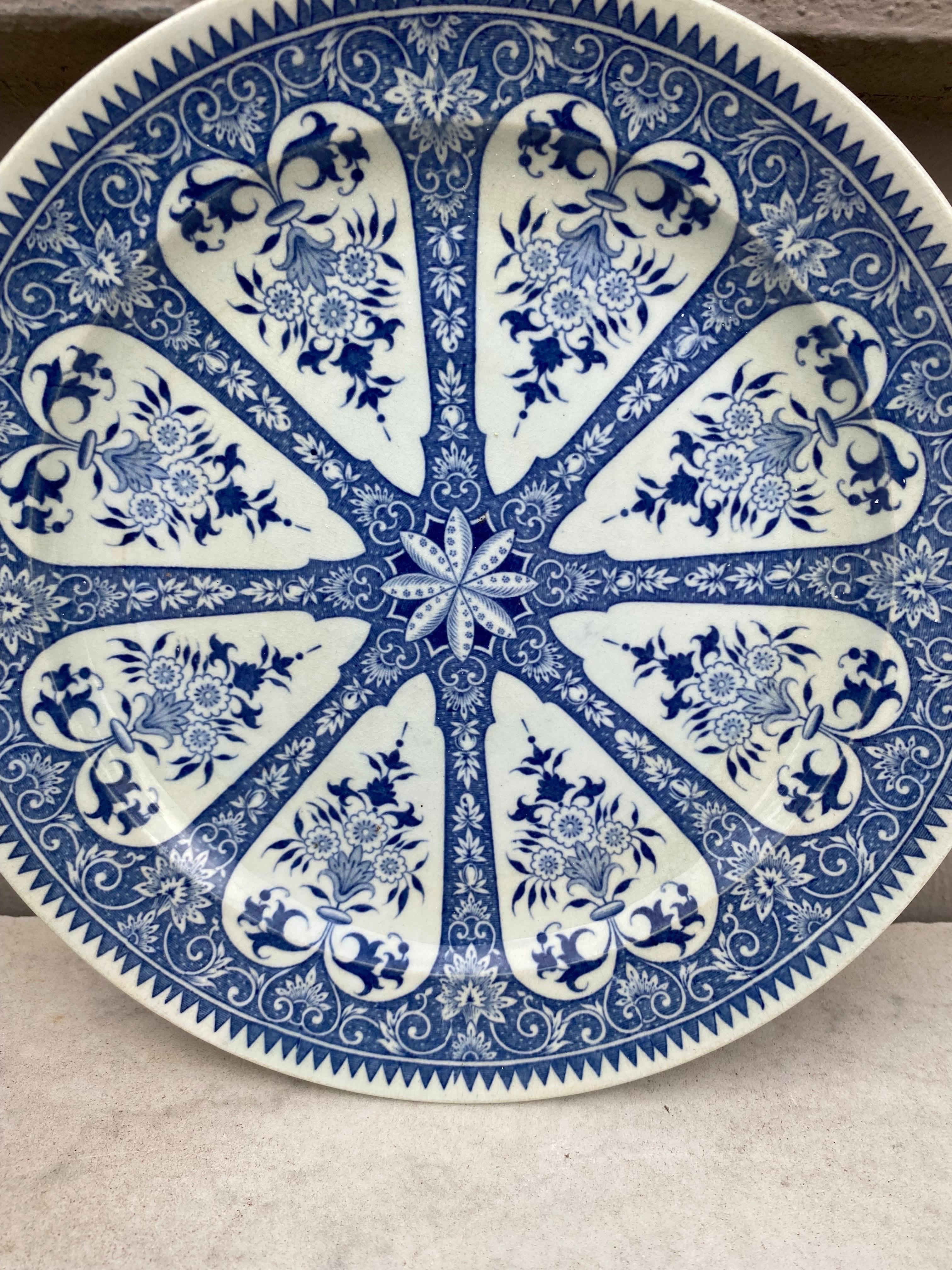 Provincial français Assiette à dîner en faïence bleue et blanche du 19ème siècle Sarreguemines en vente