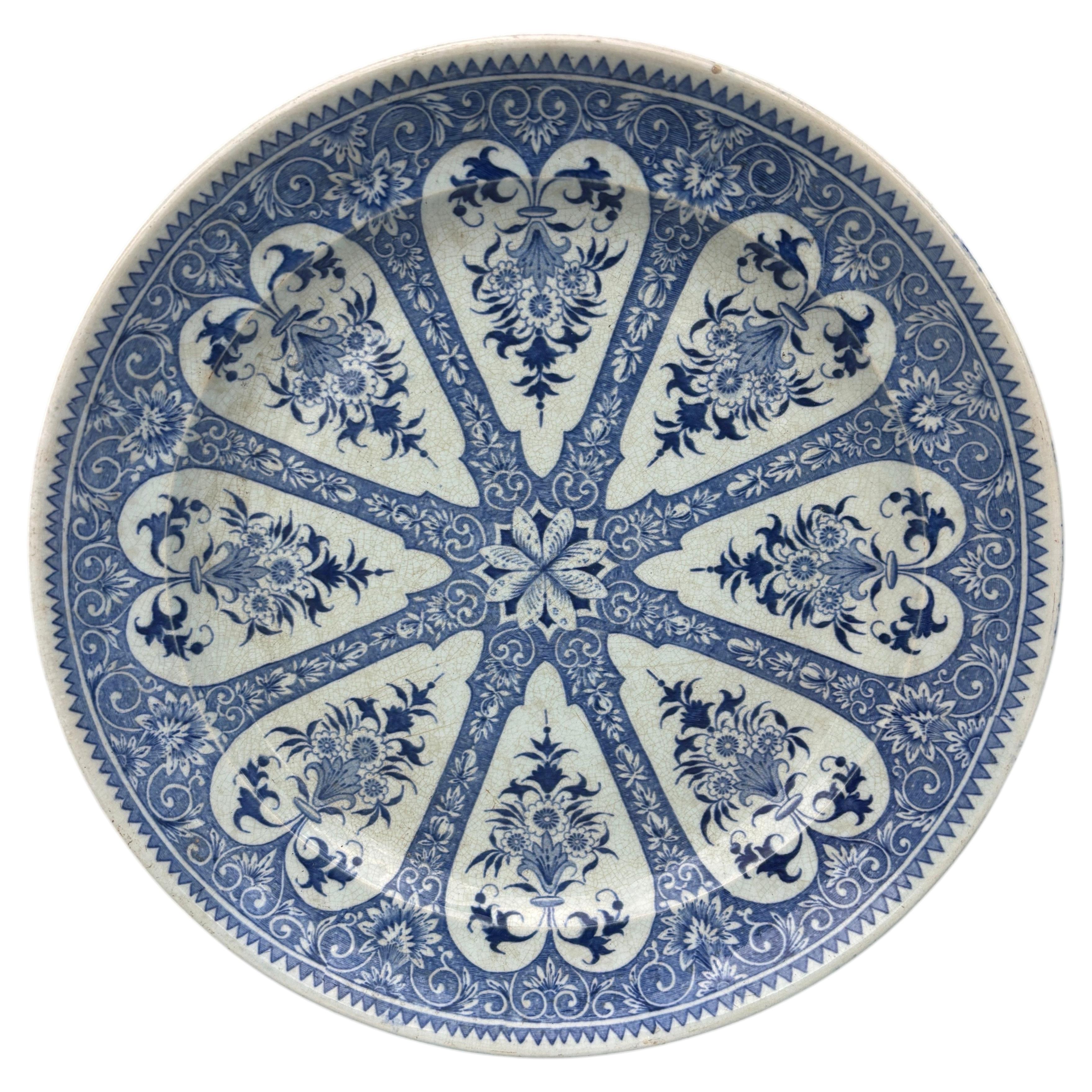 Piatto da tavola in maiolica blu e bianca francese del XIX secolo, Sarreguemines in vendita