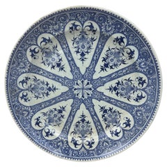 Plato llano francés de loza azul y blanca del siglo XIX, de Sarreguemines