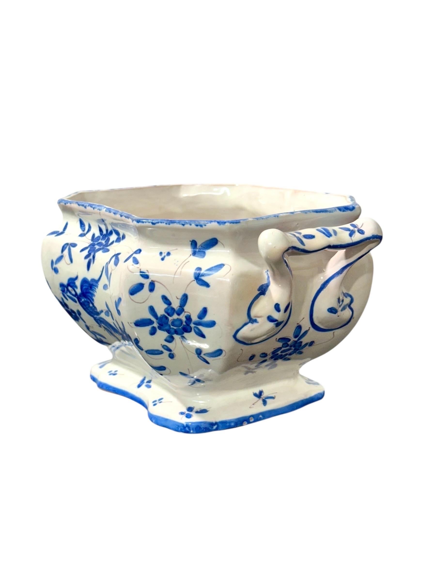 Soupière en faïence peinte à la main, bleu et blanc, du 19e siècle, avec plateau en vente 3
