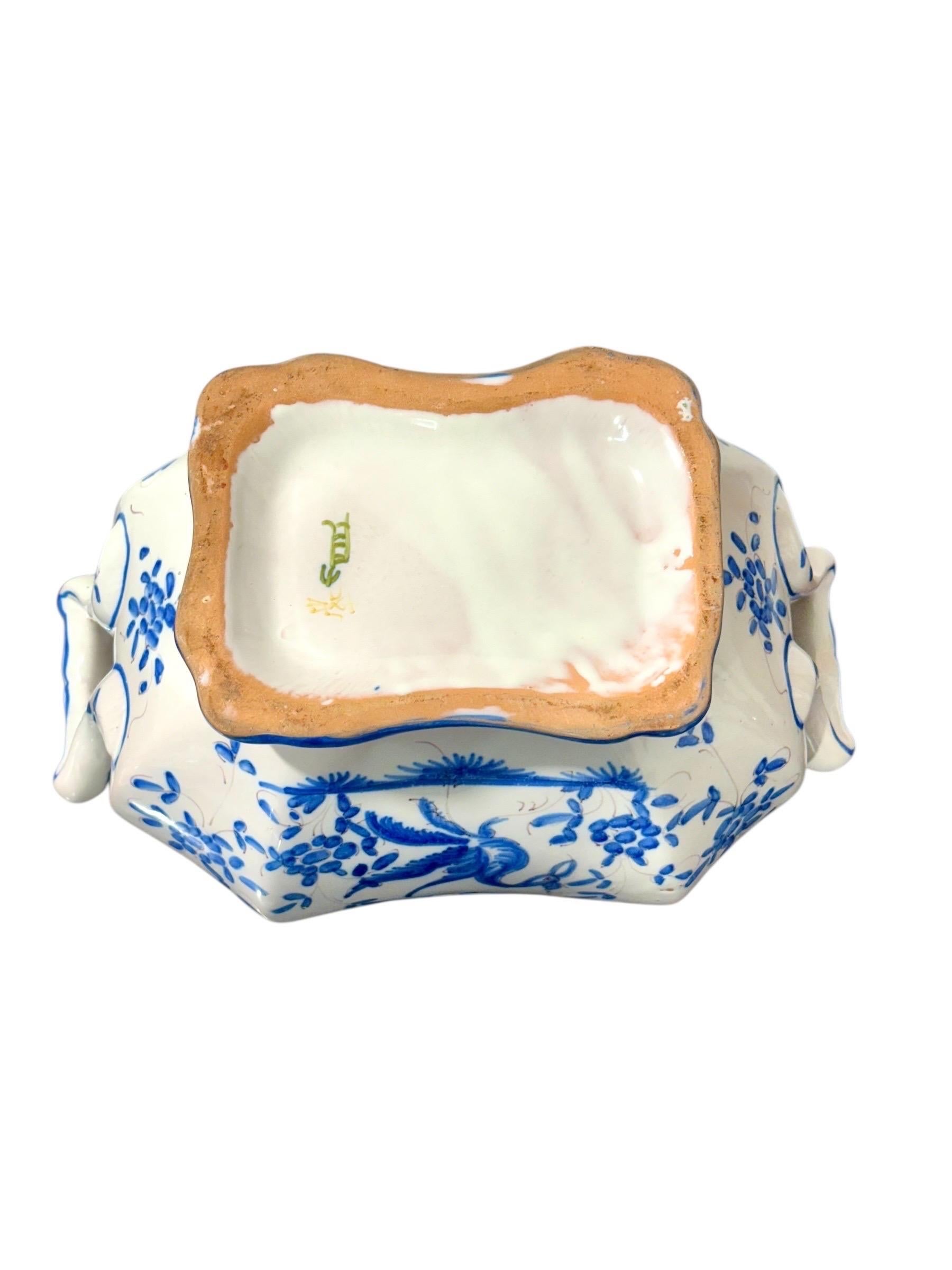 Soupière en faïence peinte à la main, bleu et blanc, du 19e siècle, avec plateau en vente 4