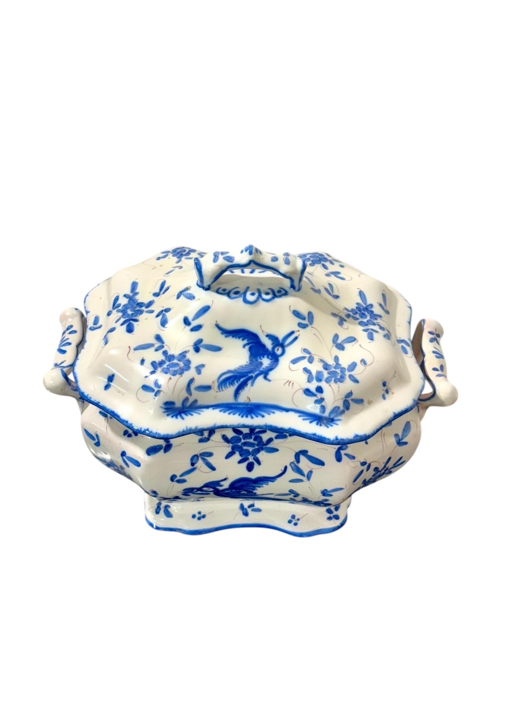 Soupière en faïence peinte à la main, bleu et blanc, du 19e siècle, avec plateau en vente 6