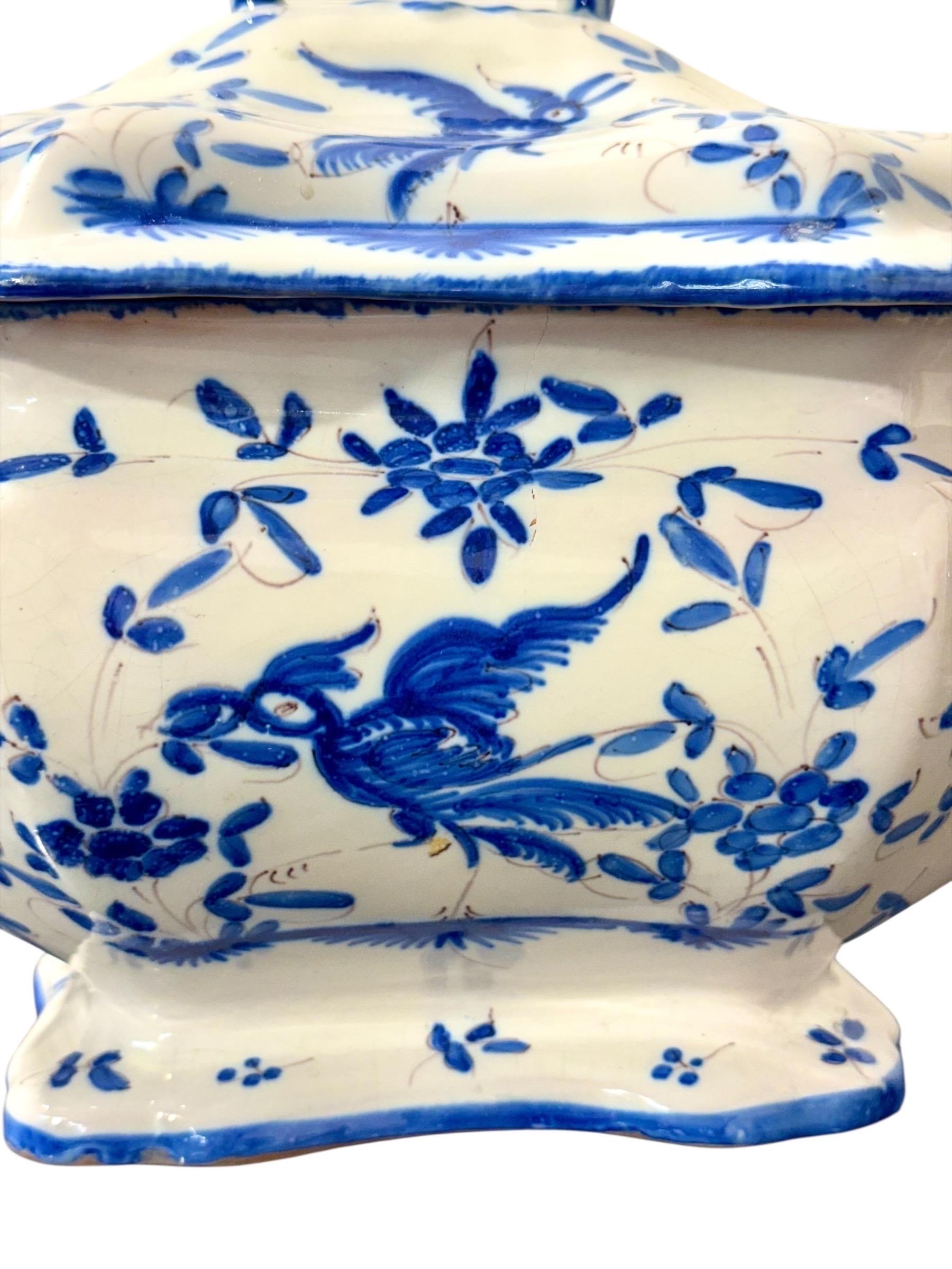 Soupière en faïence peinte à la main, bleu et blanc, du 19e siècle, avec plateau en vente 7