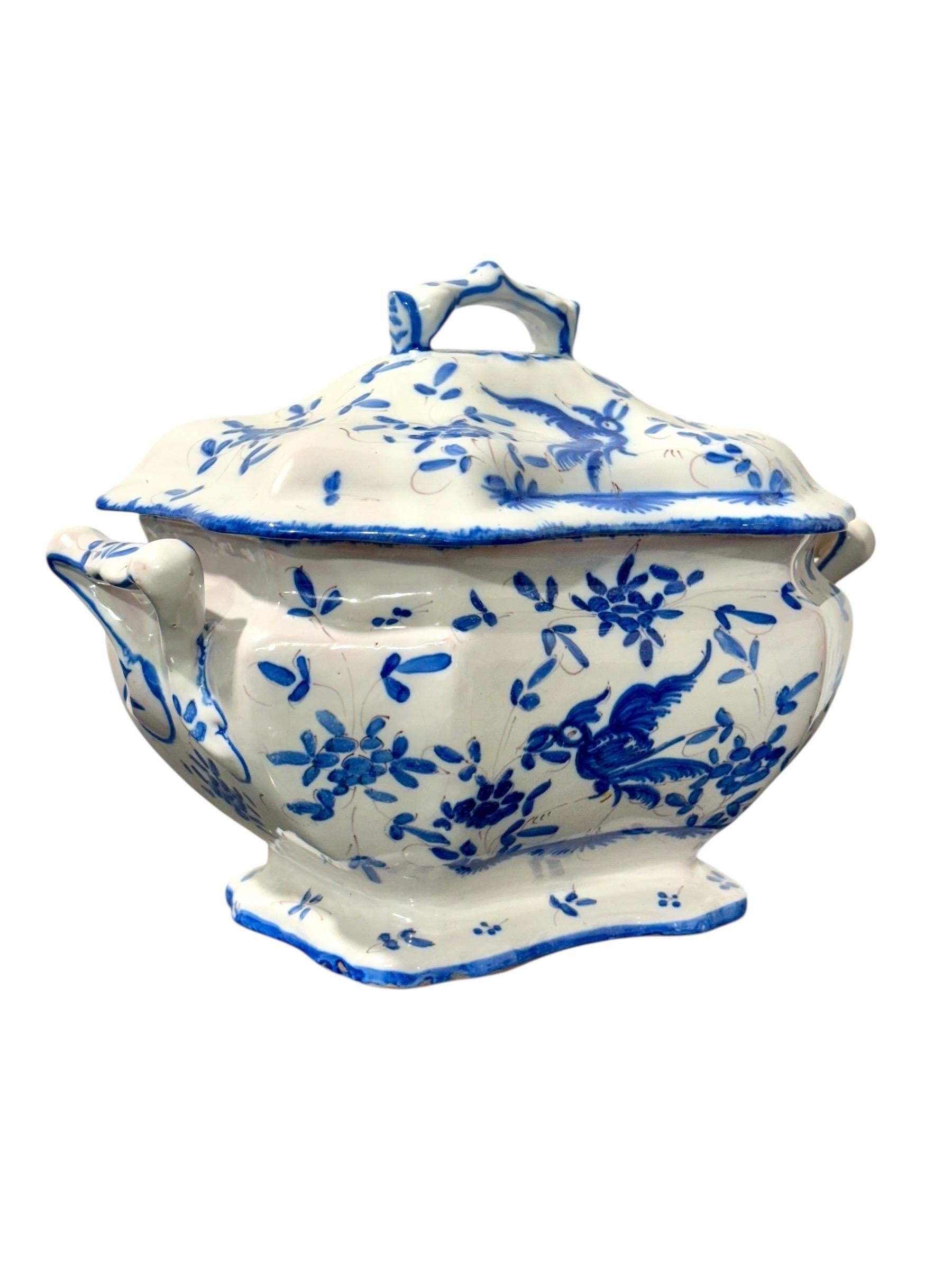 Soupière en faïence peinte à la main, bleu et blanc, du 19e siècle, avec plateau en vente 8