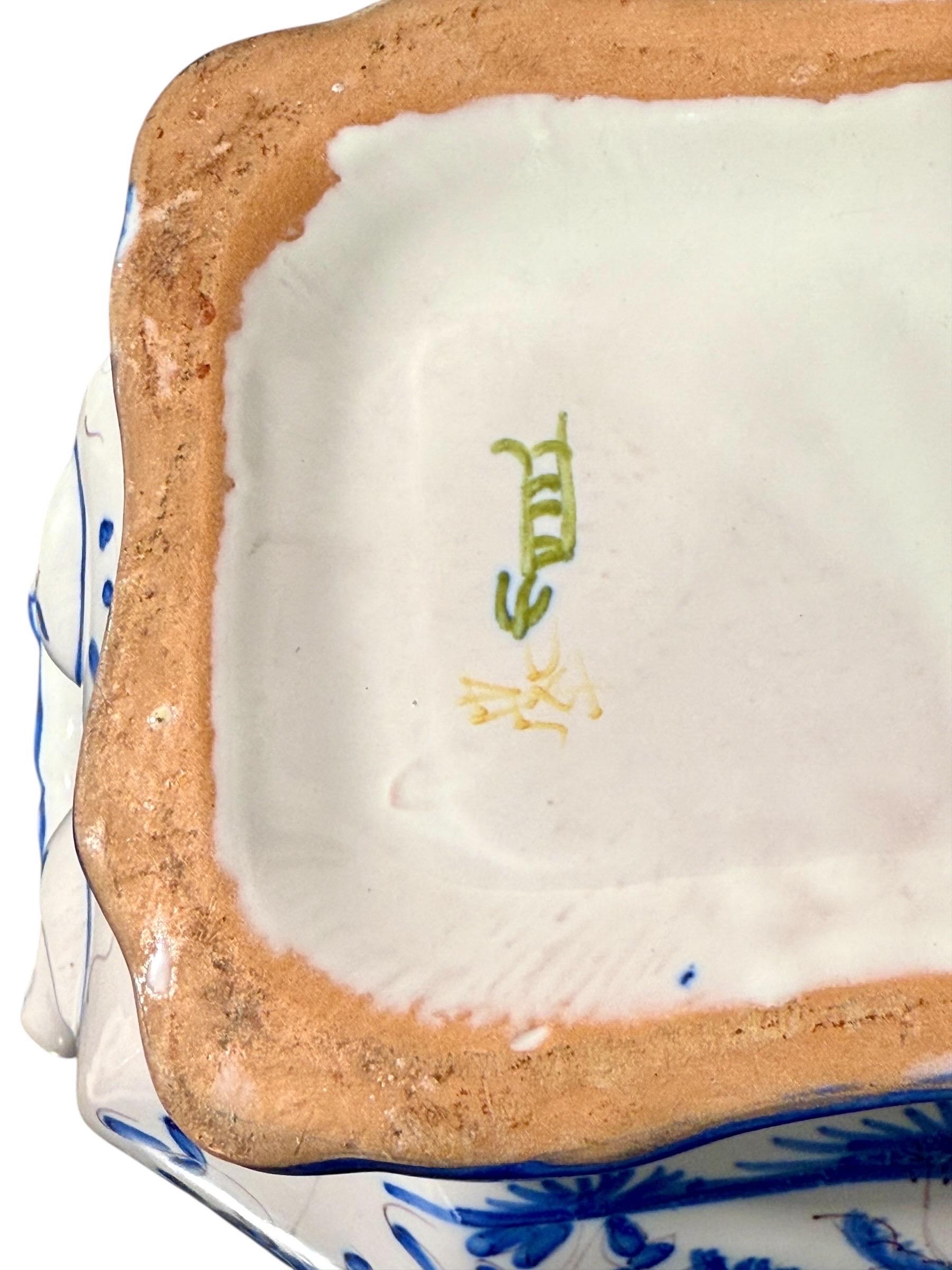 Soupière en faïence peinte à la main, bleu et blanc, du 19e siècle, avec plateau en vente 9