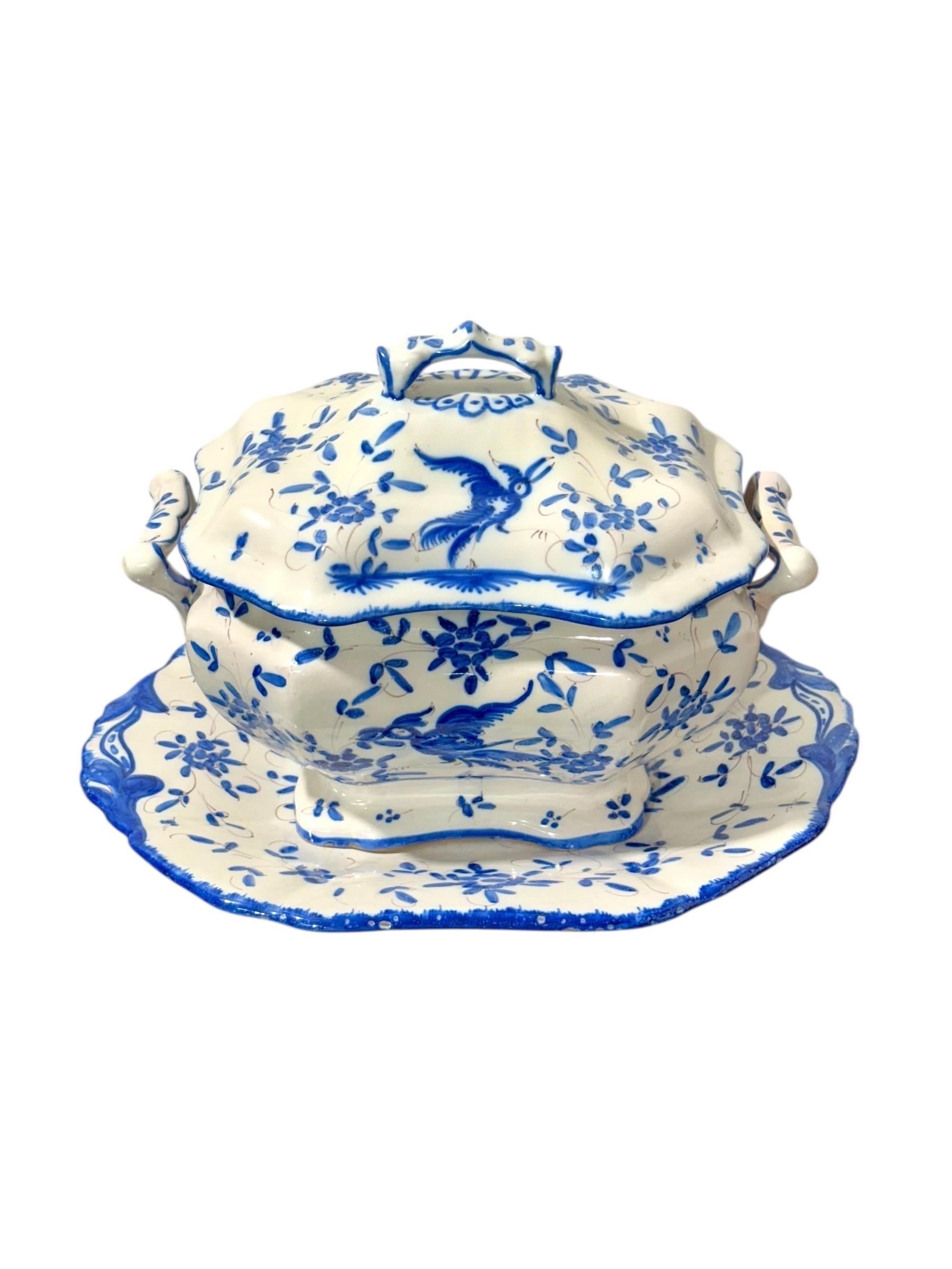 Soupière en faïence peinte à la main, bleu et blanc, du 19e siècle, avec plateau en vente 10