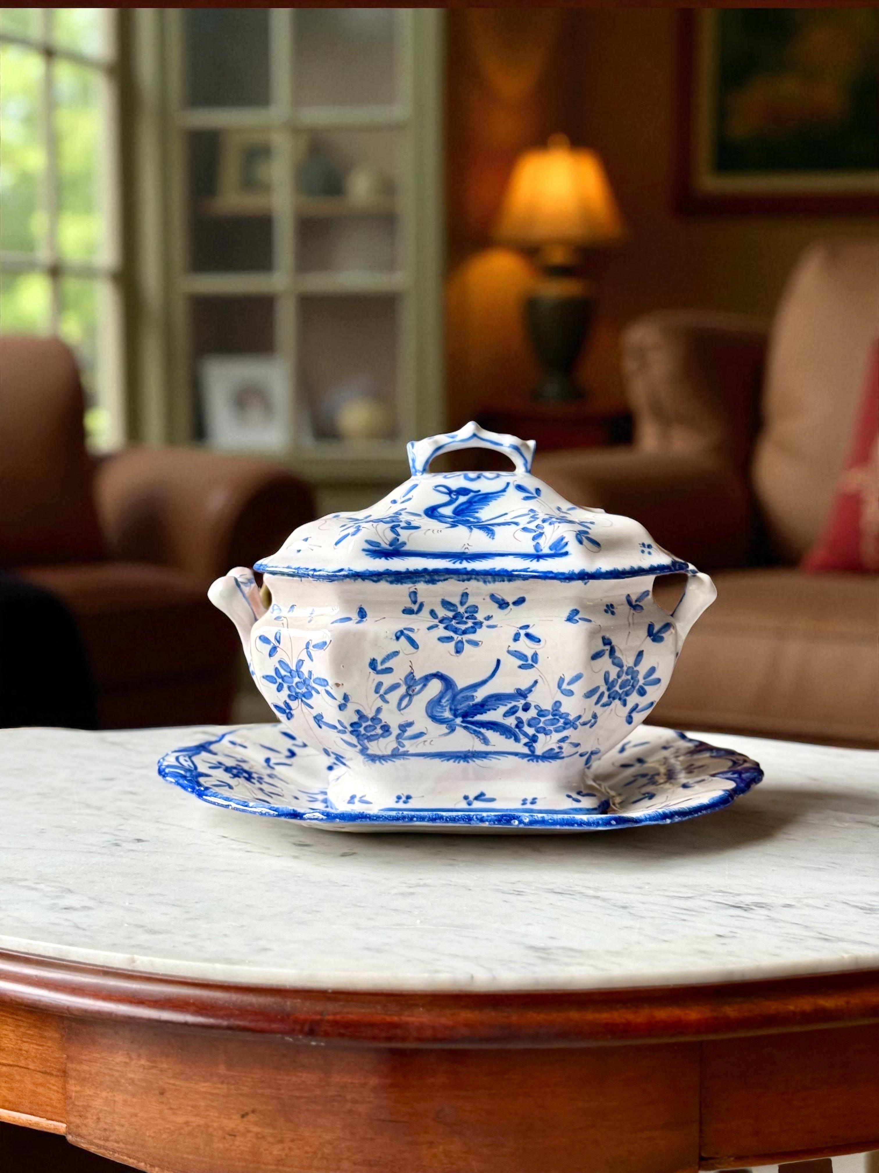 Soupière en faïence peinte à la main, bleu et blanc, du 19e siècle, avec plateau en vente 11