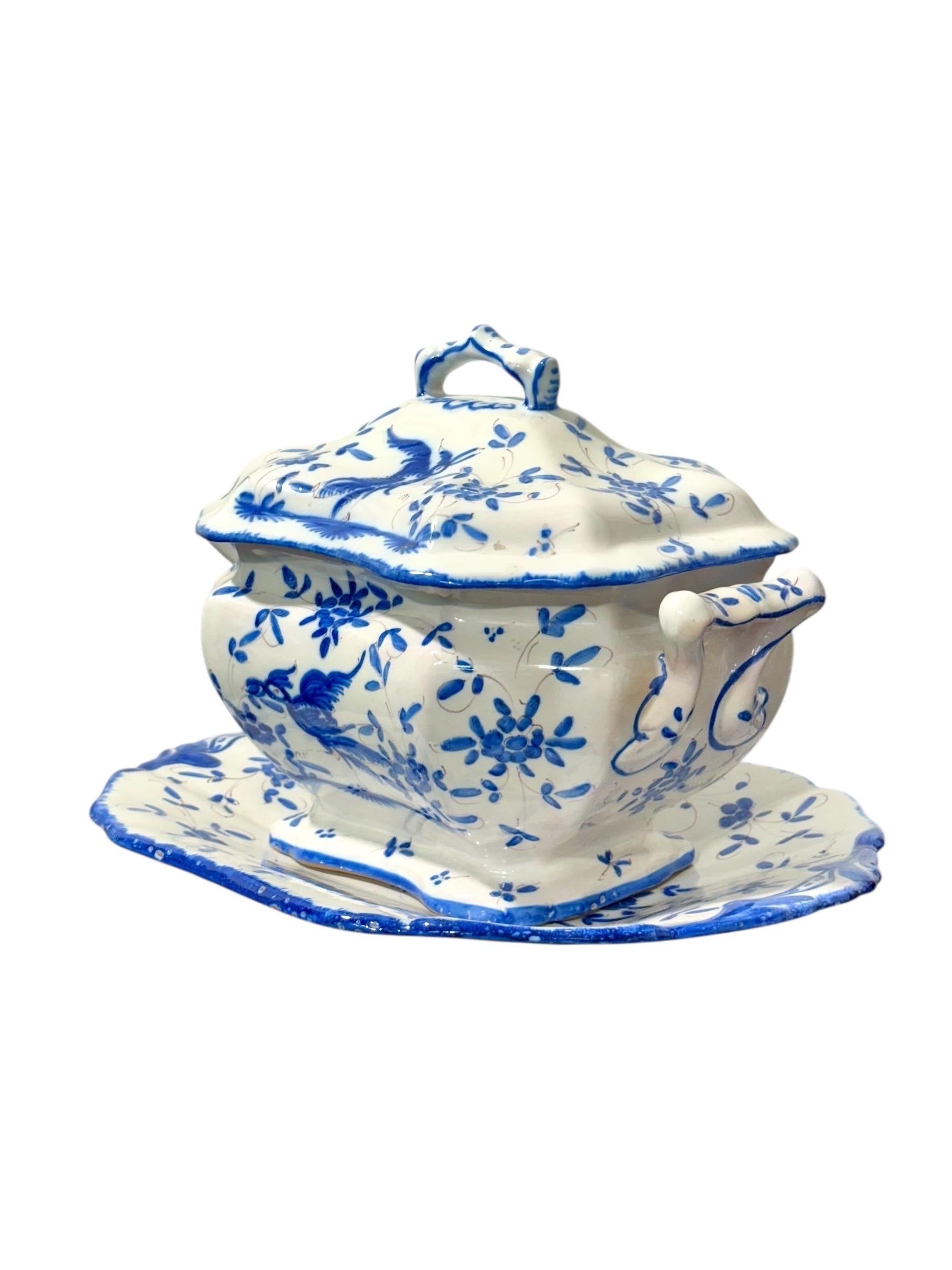 Soupière en faïence peinte à la main, bleu et blanc, du 19e siècle, avec plateau en vente 12