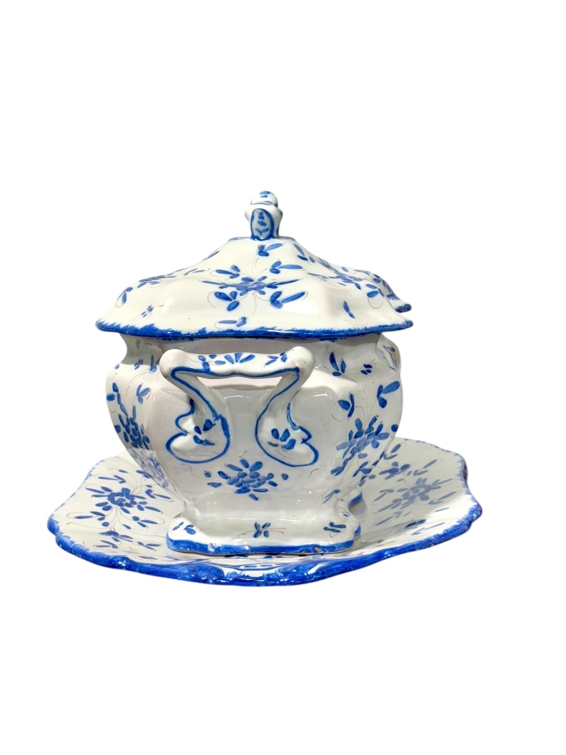 Soupière en faïence peinte à la main, bleu et blanc, du 19e siècle, avec plateau en vente 13