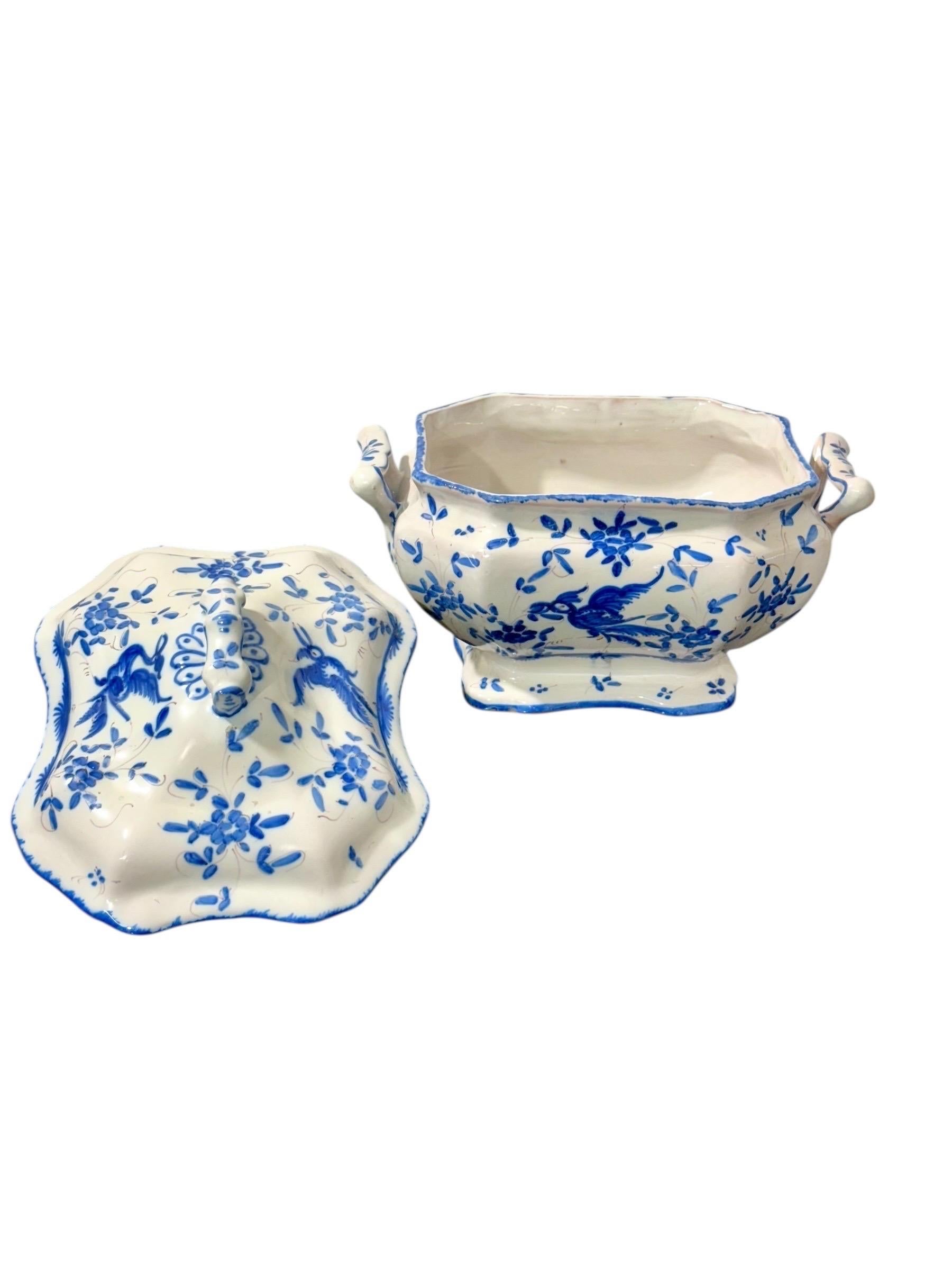 Français Soupière en faïence peinte à la main, bleu et blanc, du 19e siècle, avec plateau en vente