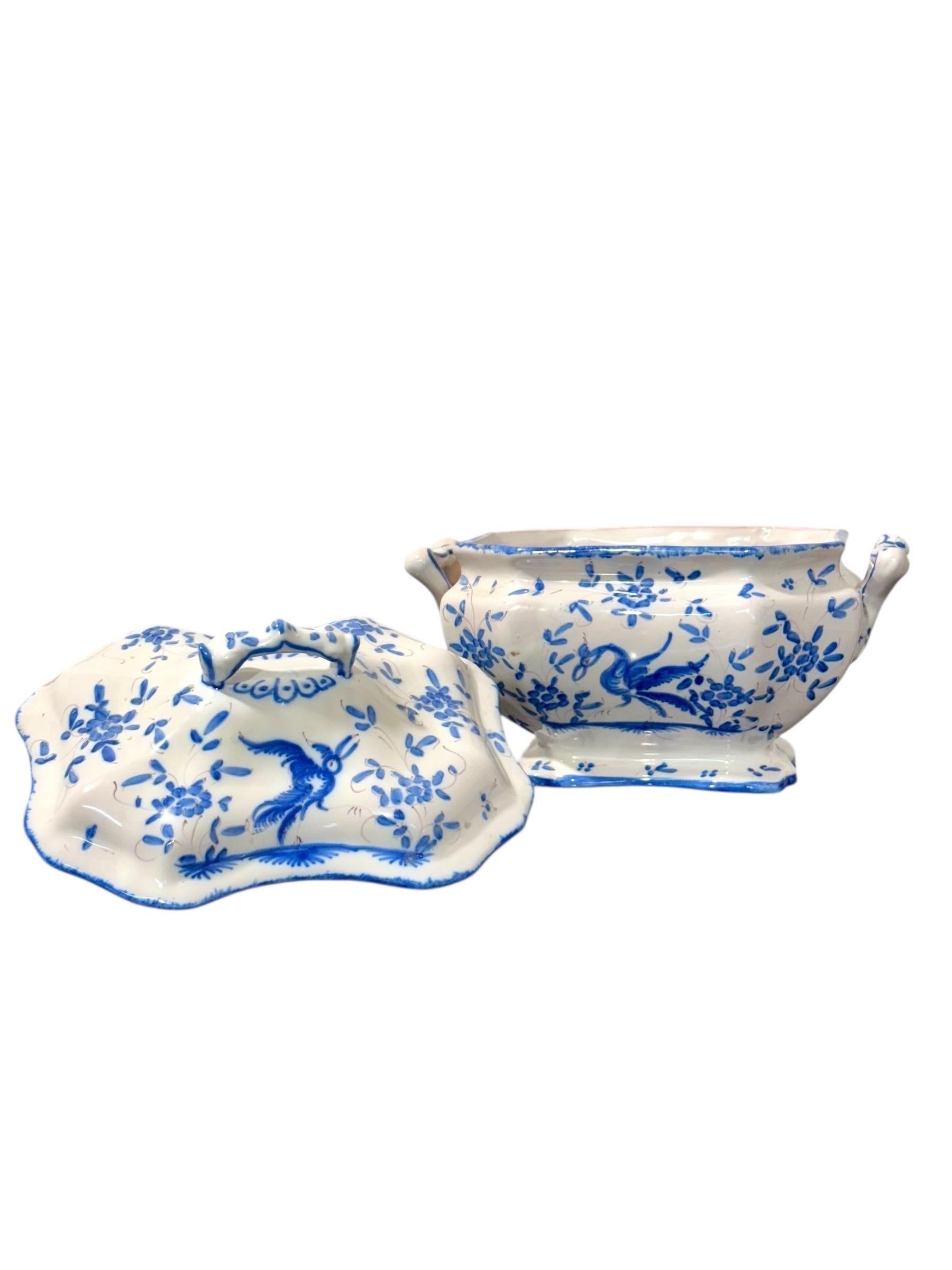 Peint à la main Soupière en faïence peinte à la main, bleu et blanc, du 19e siècle, avec plateau en vente