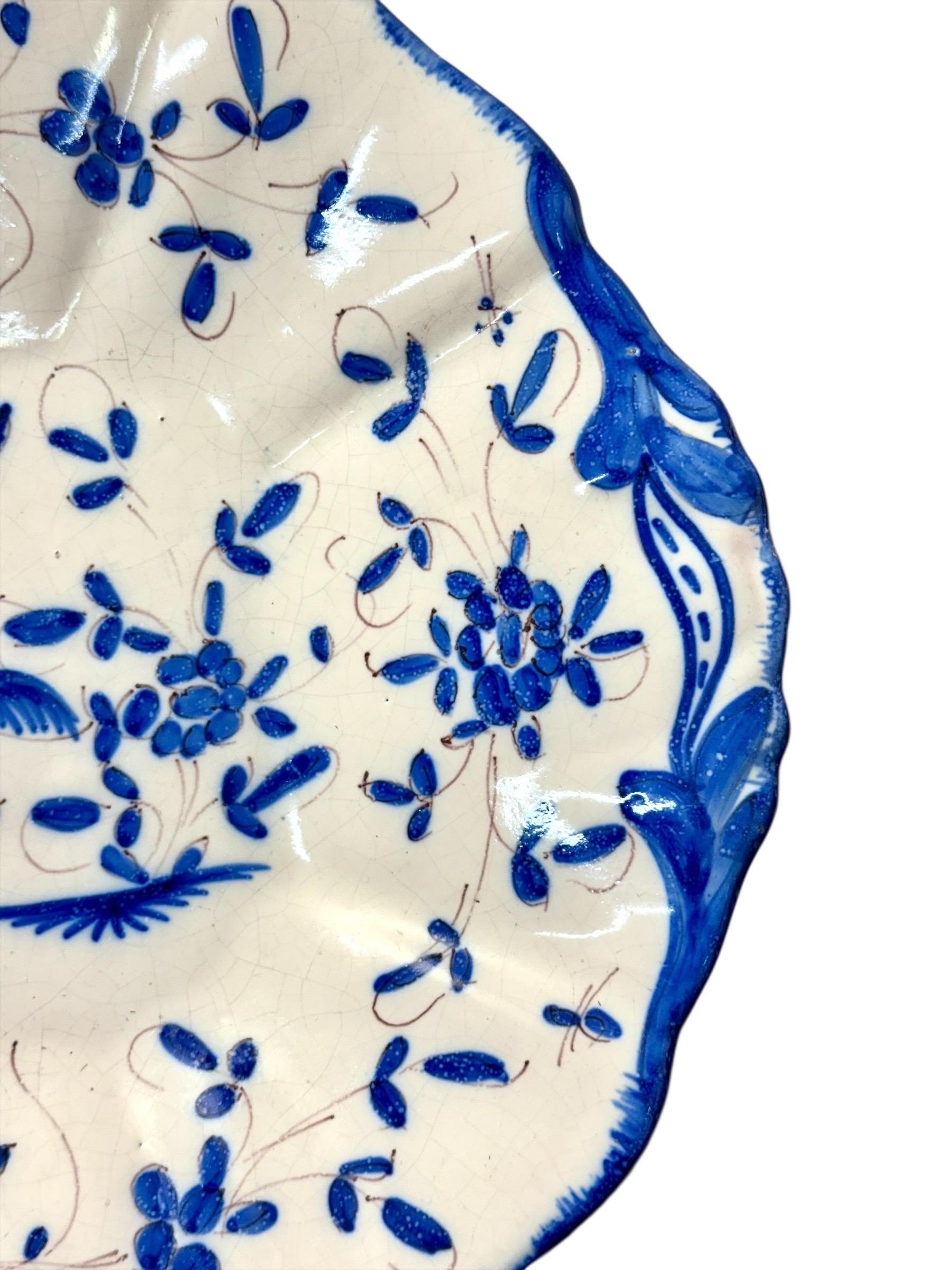 Soupière en faïence peinte à la main, bleu et blanc, du 19e siècle, avec plateau en vente 1