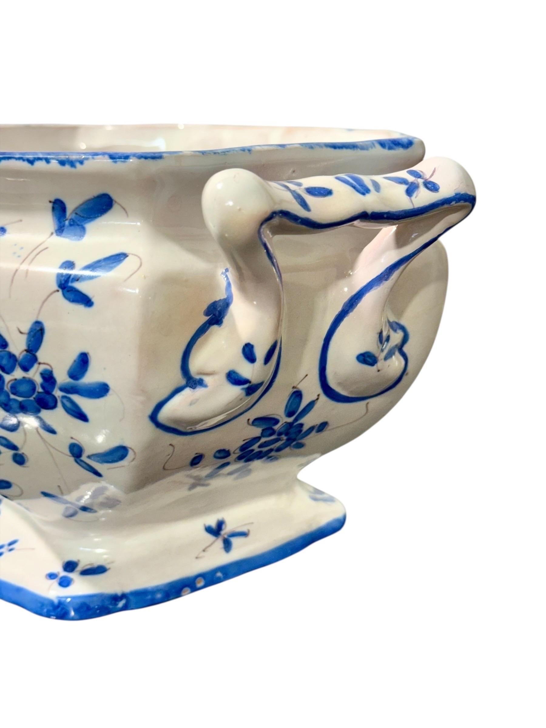 Soupière en faïence peinte à la main, bleu et blanc, du 19e siècle, avec plateau en vente 2