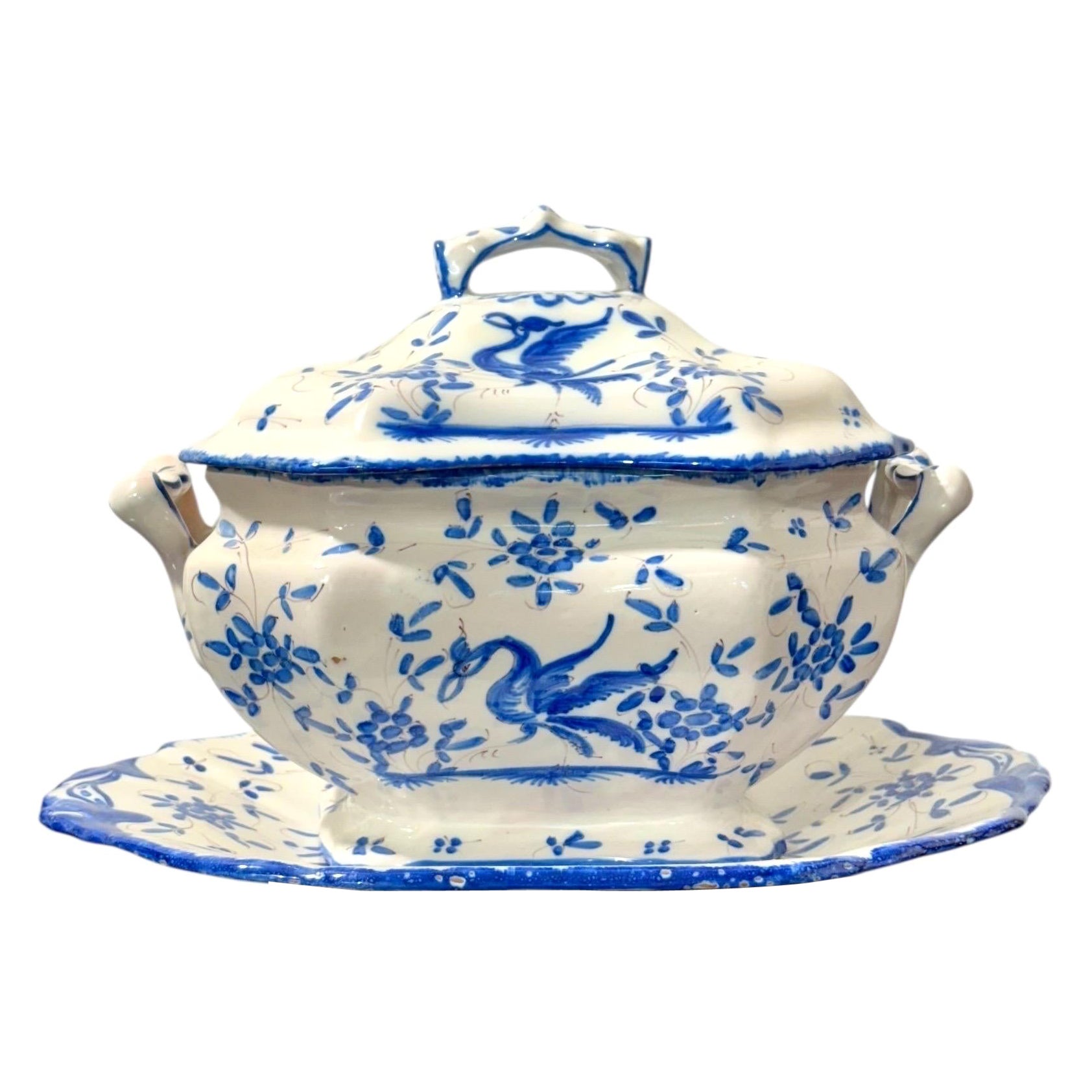 Soupière en faïence peinte à la main, bleu et blanc, du 19e siècle, avec plateau