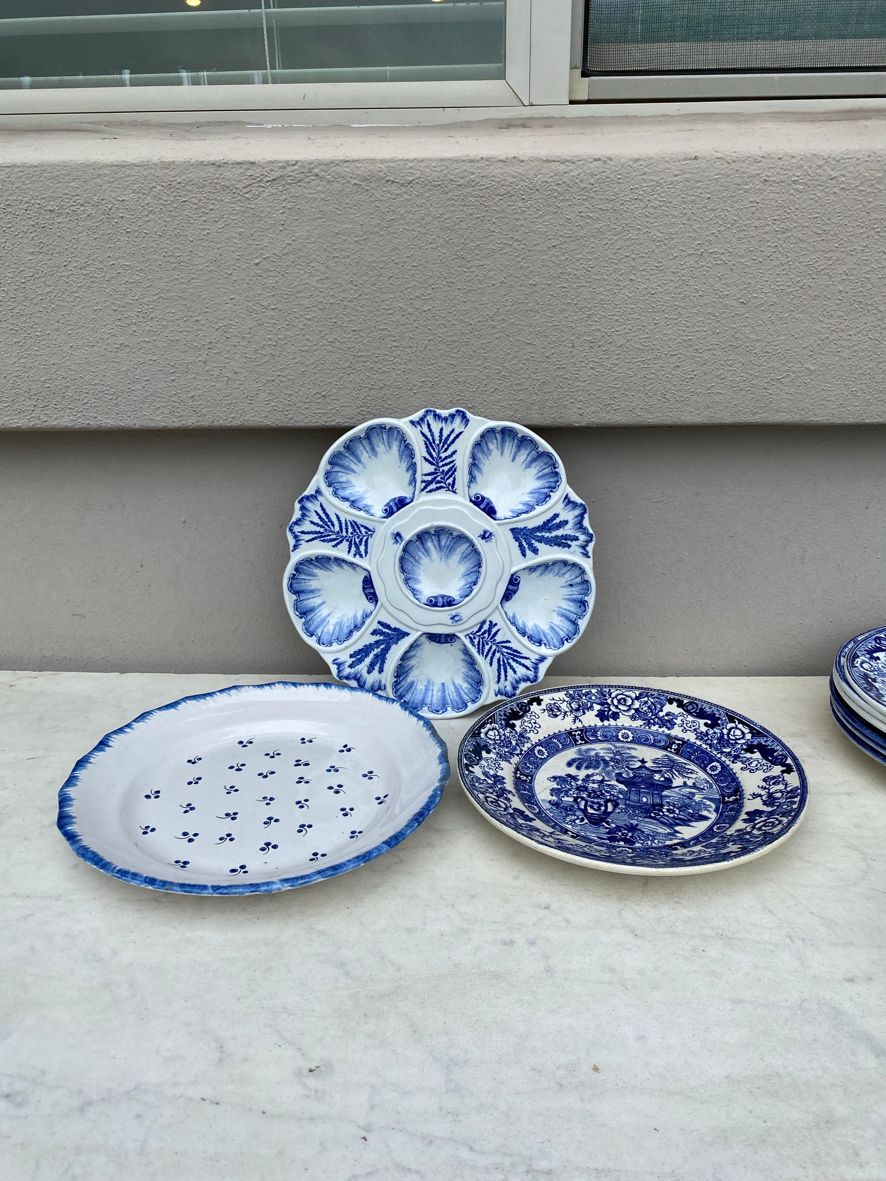 19th Century French Blue & White Pagoda Plate Creil et Montereau In Good Condition For Sale In Austin, TX