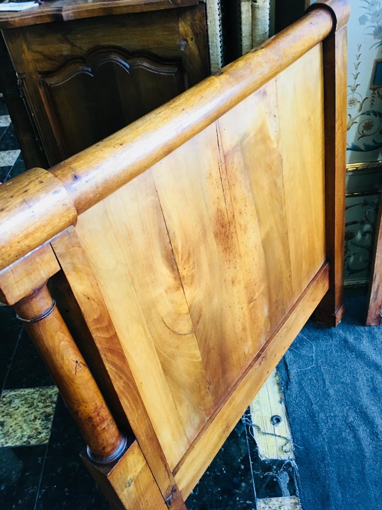 Letto a barca francese del XIX secolo in legno naturale e