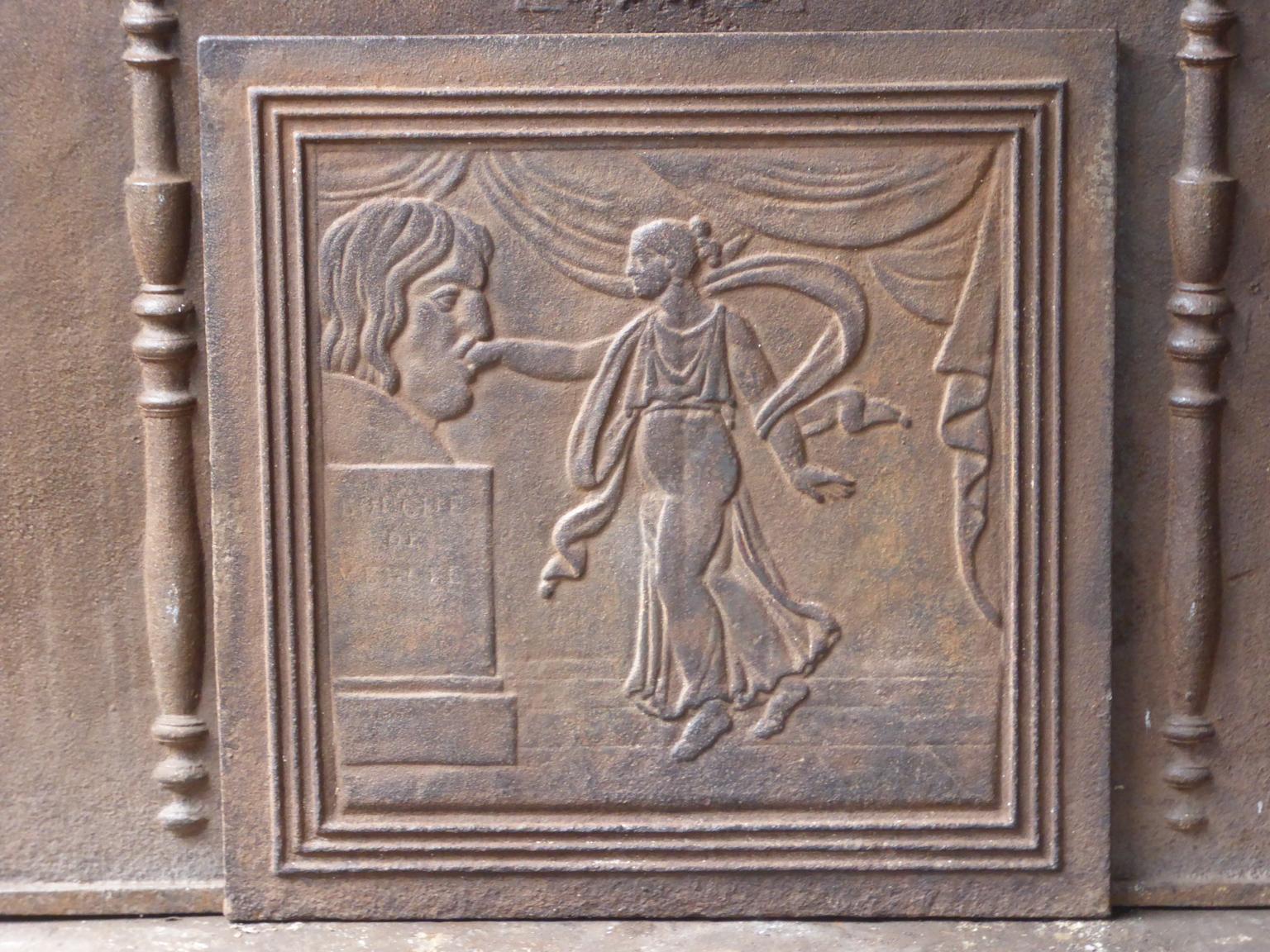 Plaque de cheminée française Napoléon III du XIXe siècle avec la Bocca della Verità ou Bouche de la Vérité. Il s'agit d'une sculpture représentant le Dieu de la mer à l'extérieur d'une église à Rome. On dit que la bouche mord la main de celui qui