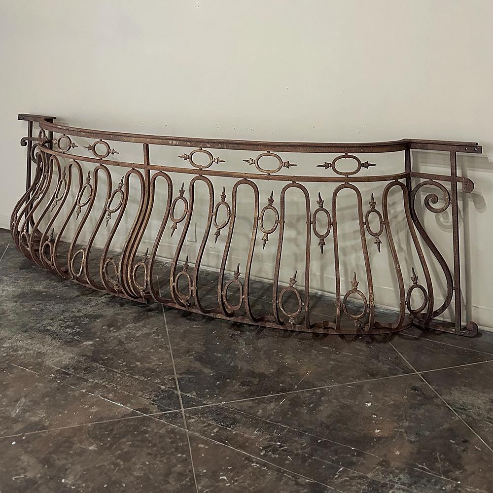 19th Century French Bombe Wrought Iron Balcony Rail ~ Baluster Rail ist ein Wunderwerk der Schmiedekunst!  Er wurde sorgfältig aus glühendem Eisen geschmiedet und weist eine konvexe Form auf, die in Frankreich 