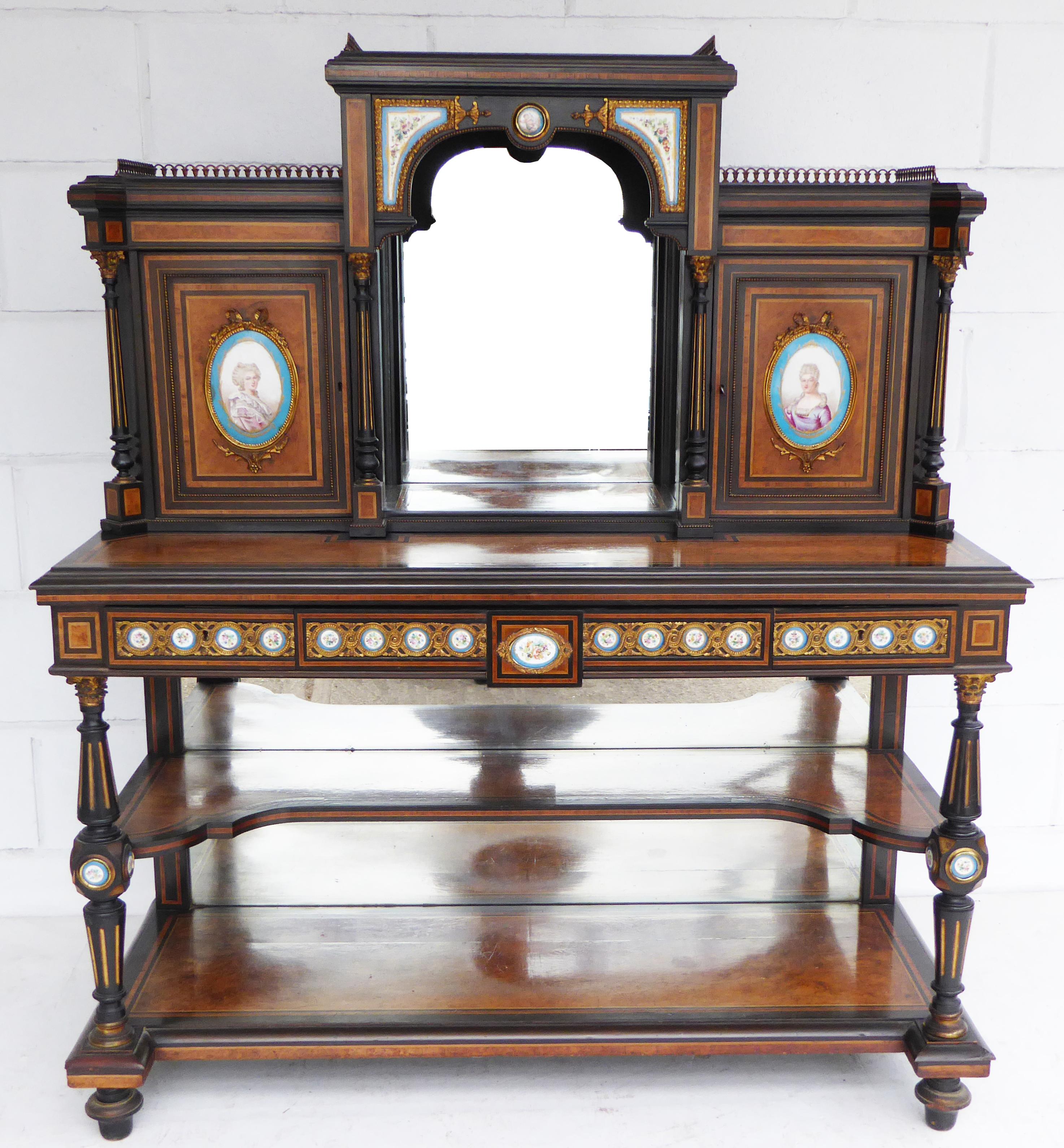 Zum Verkauf steht ein hochwertiges Bonheur Du Jour aus Ebenholz und Thuya-Holz aus dem 19. Jahrhundert. Das Bonheur du jour hat oben eine Messinggalerie über einem zentralen Spiegel, der von Sèvres-Plaketten flankiert wird. Dieses Stück besteht aus