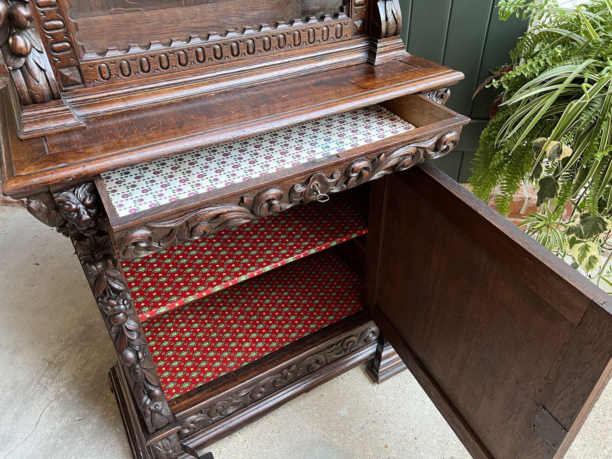 Ancienne armoire bibliothèque française en chêne sculpté Black Forest Renaissance Verre en vente 4